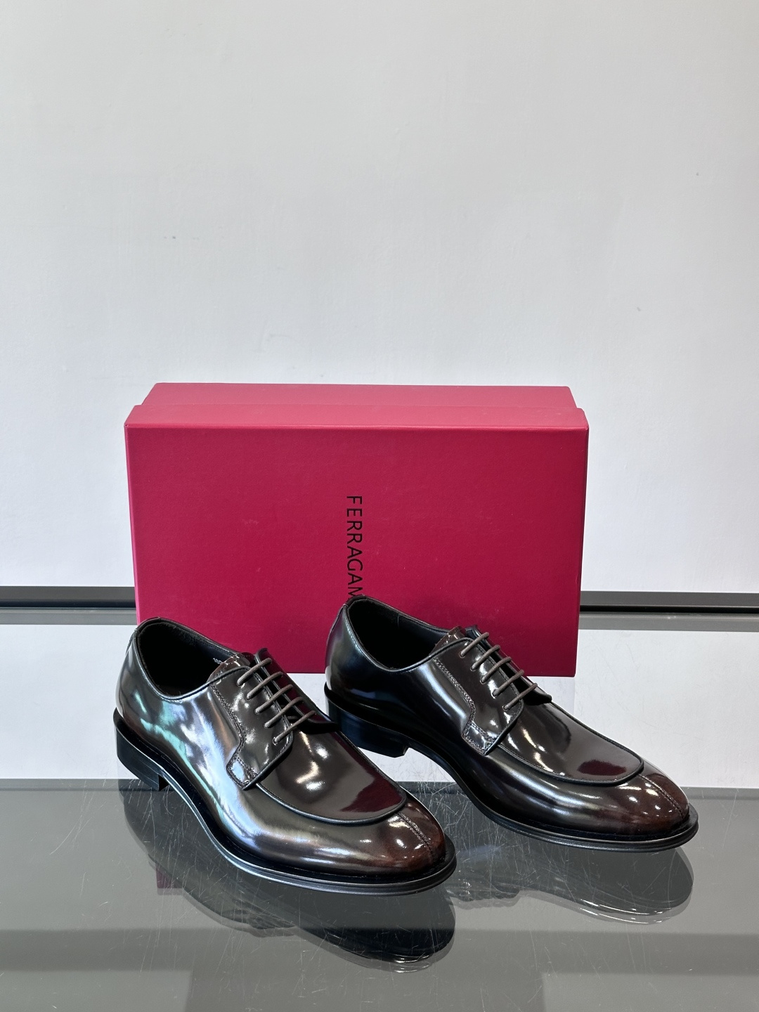 F菲拉格慕亮面德比皮鞋，采用高光泽漆皮，简约大方，商务正装风格超适合职场、婚礼等正式场合气。德比鞋系带设