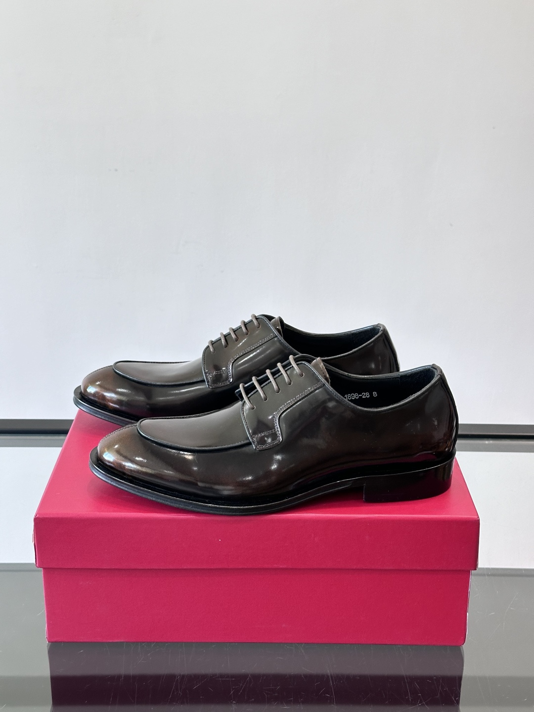 F菲拉格慕亮面德比皮鞋，采用高光泽漆皮，简约大方，商务正装风格超适合职场、婚礼等正式场合气。德比鞋系带设