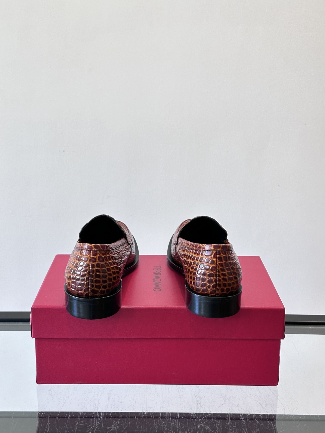 F菲拉格慕鳄鱼纹男士皮鞋，采用头层牛皮，鞋面鳄鱼纹理超有质感，复古又时髦。一脚蹬设计，穿脱超方便，通勤休