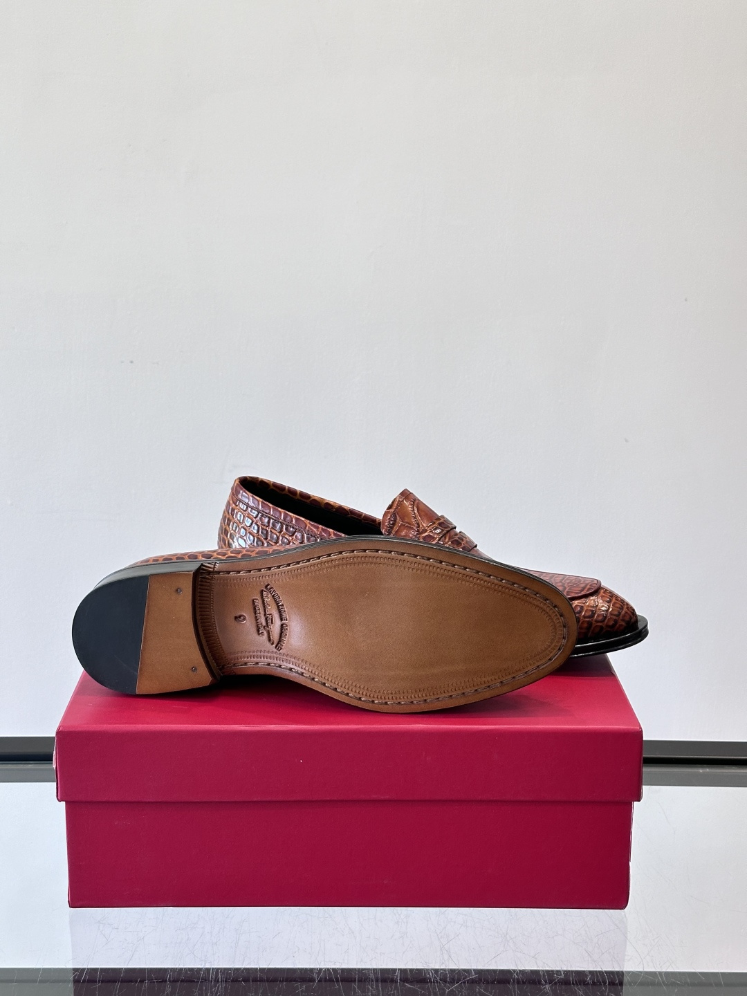 F菲拉格慕鳄鱼纹男士皮鞋，采用头层牛皮，鞋面鳄鱼纹理超有质感，复古又时髦。一脚蹬设计，穿脱超方便，通勤休