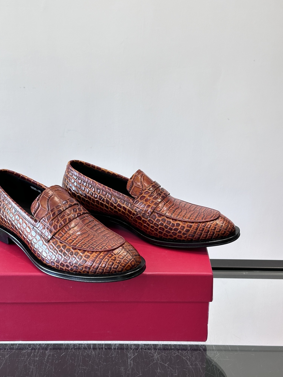 F菲拉格慕鳄鱼纹男士皮鞋，采用头层牛皮，鞋面鳄鱼纹理超有质感，复古又时髦。一脚蹬设计，穿脱超方便，通勤休