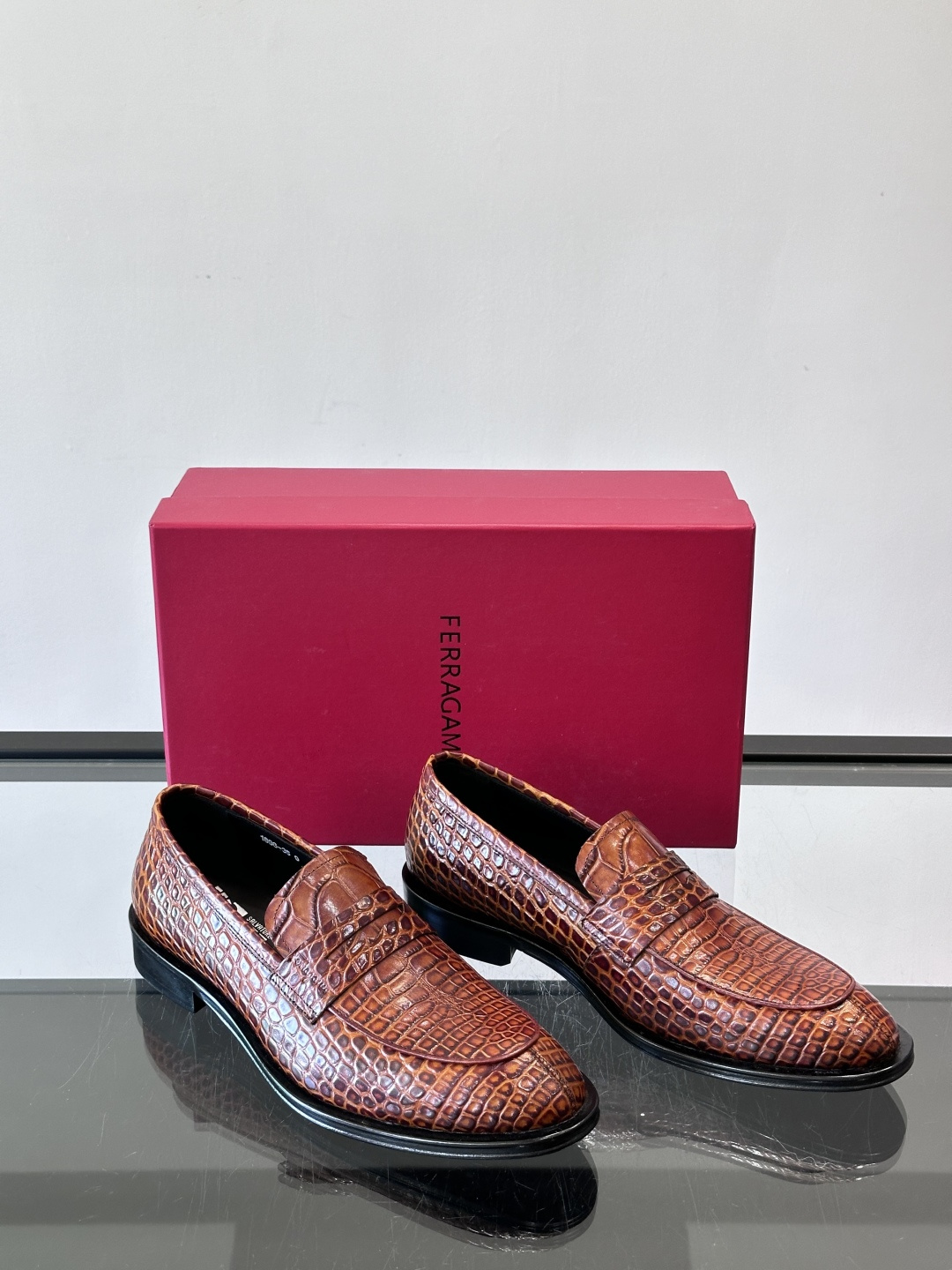 F菲拉格慕鳄鱼纹男士皮鞋，采用头层牛皮，鞋面鳄鱼纹理超有质感，复古又时髦。一脚蹬设计，穿脱超方便，通勤休