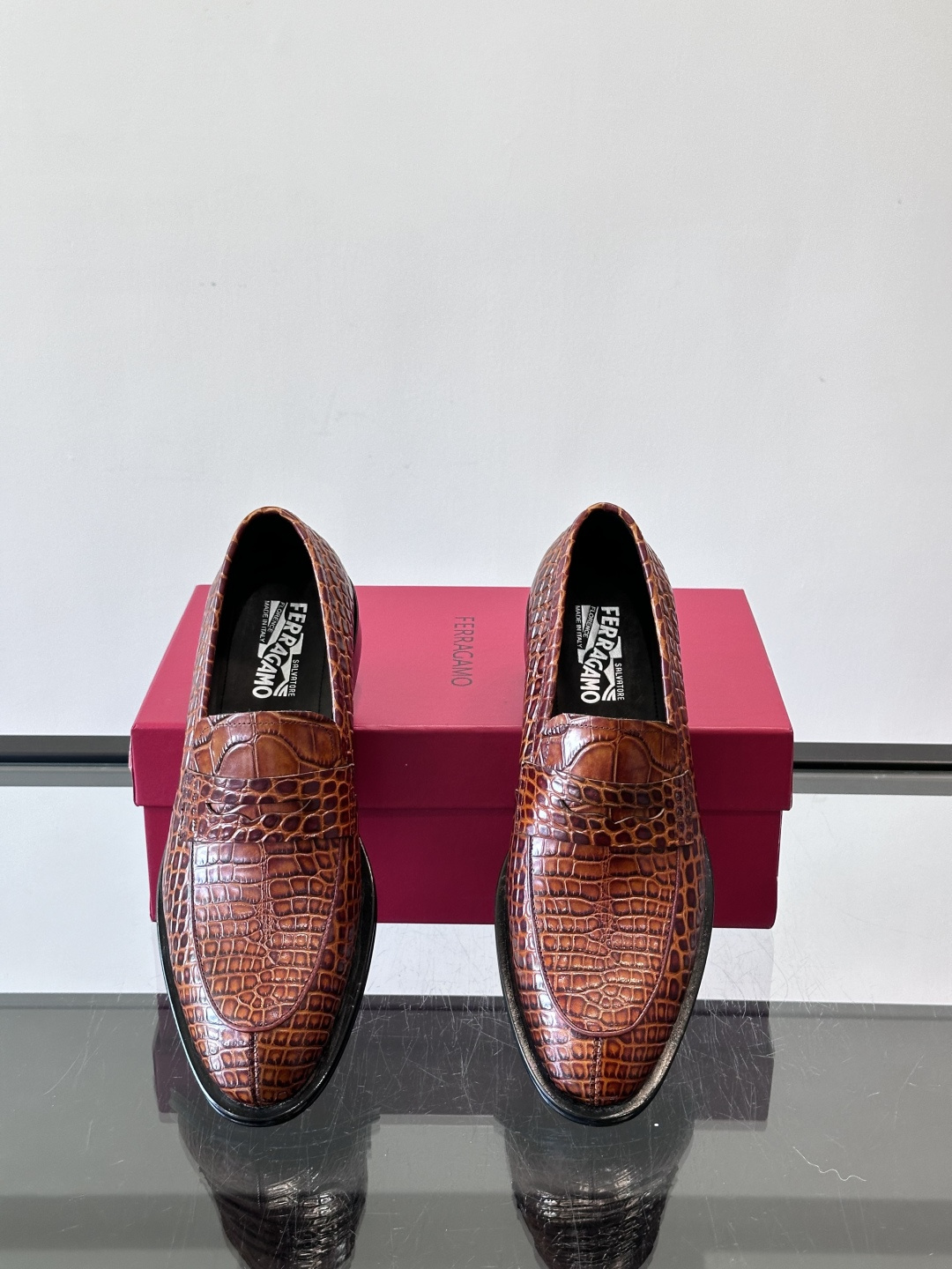 F菲拉格慕鳄鱼纹男士皮鞋，采用头层牛皮，鞋面鳄鱼纹理超有质感，复古又时髦。一脚蹬设计，穿脱超方便，通勤休