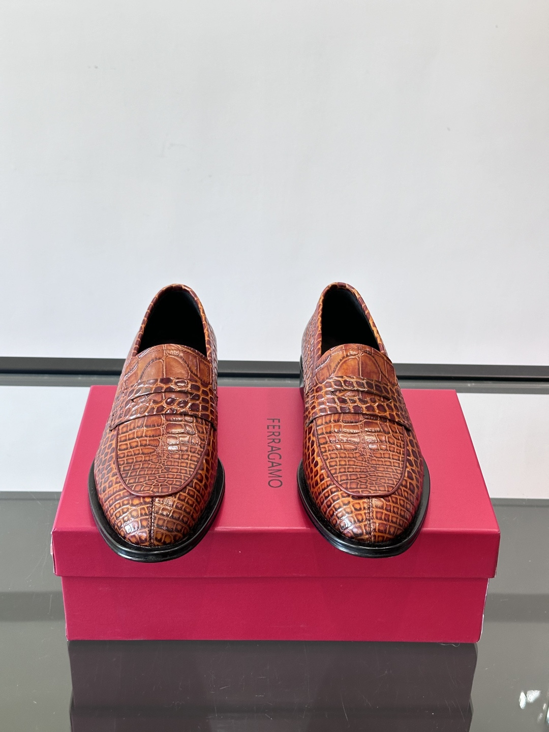 F菲拉格慕鳄鱼纹男士皮鞋，采用头层牛皮，鞋面鳄鱼纹理超有质感，复古又时髦。一脚蹬设计，穿脱超方便，通勤休