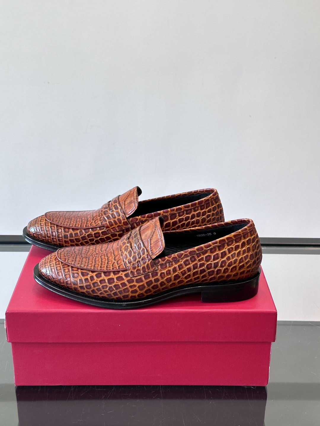 F菲拉格慕鳄鱼纹男士皮鞋，采用头层牛皮，鞋面鳄鱼纹理超有质感，复古又时髦。一脚蹬设计，穿脱超方便，通勤休