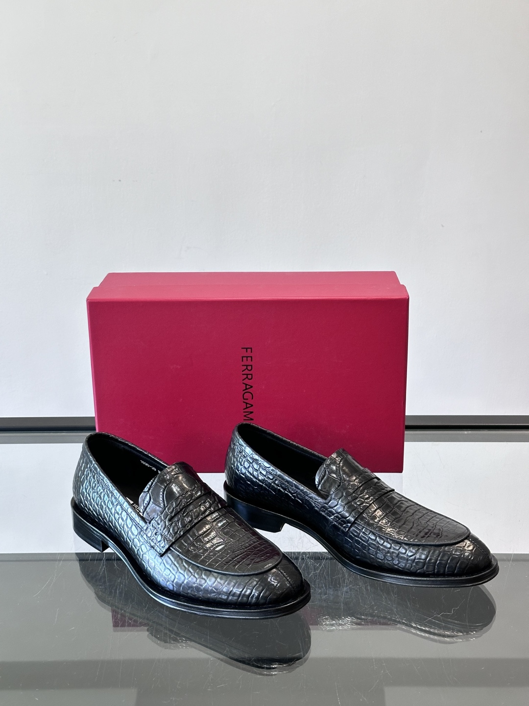 F菲拉格慕鳄鱼纹男士皮鞋，采用头层牛皮，鞋面鳄鱼纹理超有质感，复古又时髦。一脚蹬设计，穿脱超方便，通勤休