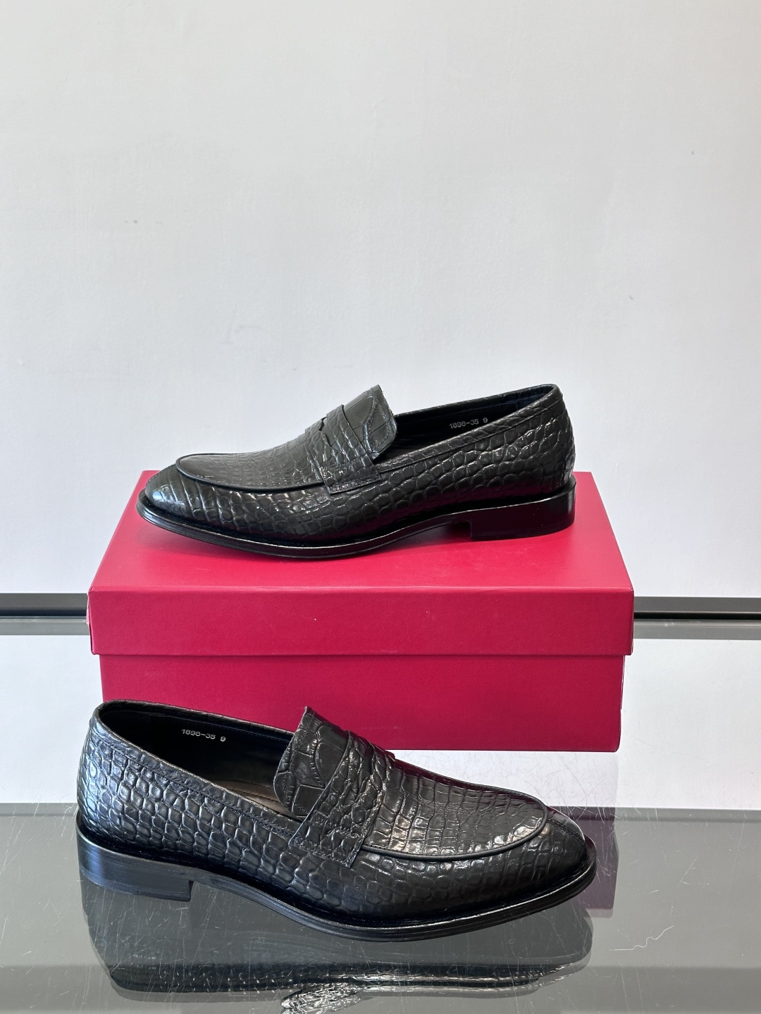 F菲拉格慕鳄鱼纹男士皮鞋，采用头层牛皮，鞋面鳄鱼纹理超有质感，复古又时髦。一脚蹬设计，穿脱超方便，通勤休