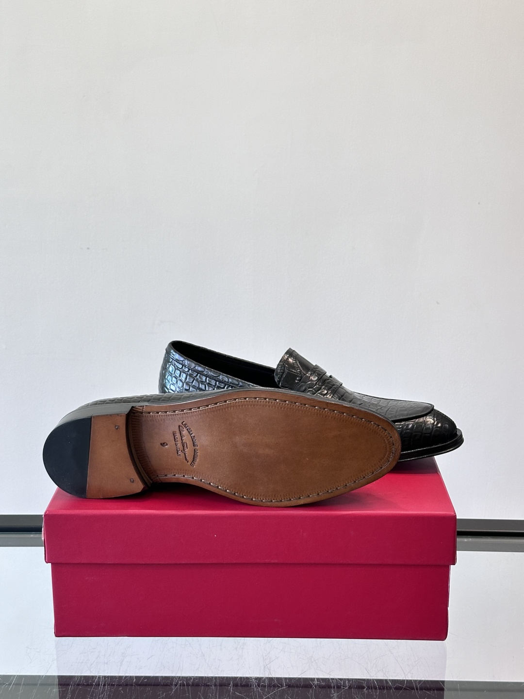 F菲拉格慕鳄鱼纹男士皮鞋，采用头层牛皮，鞋面鳄鱼纹理超有质感，复古又时髦。一脚蹬设计，穿脱超方便，通勤休