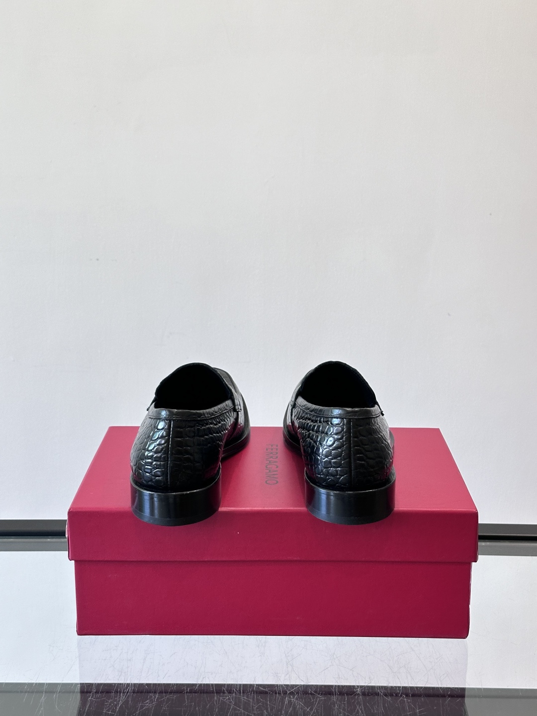 F菲拉格慕鳄鱼纹男士皮鞋，采用头层牛皮，鞋面鳄鱼纹理超有质感，复古又时髦。一脚蹬设计，穿脱超方便，通勤休