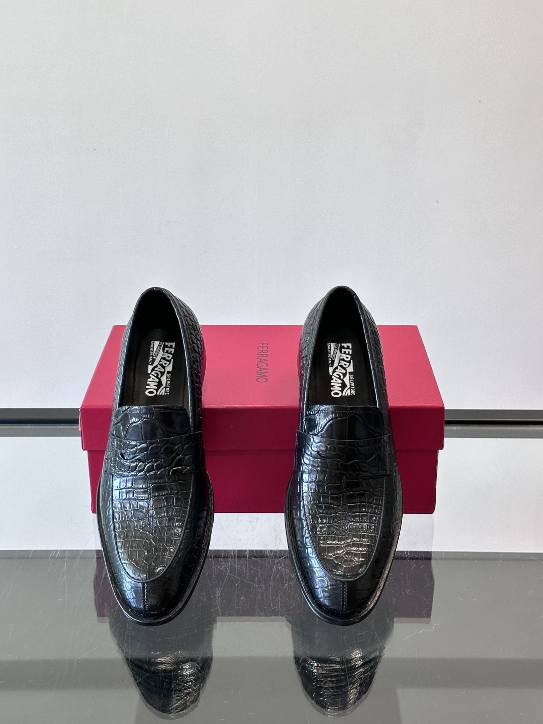 F菲拉格慕鳄鱼纹男士皮鞋，采用头层牛皮，鞋面鳄鱼纹理超有质感，复古又时髦。一脚蹬设计，穿脱超方便，通勤休