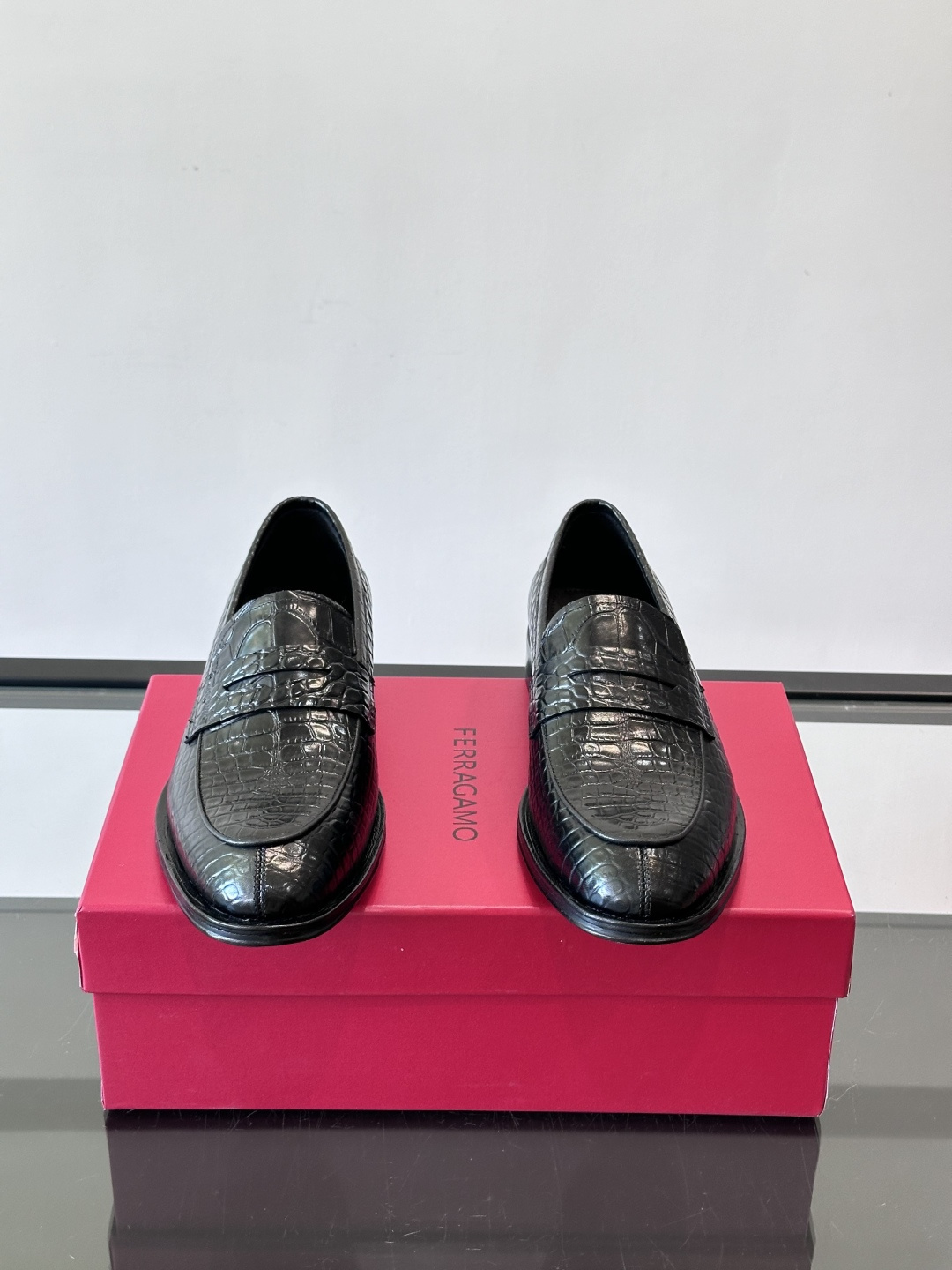 F菲拉格慕鳄鱼纹男士皮鞋，采用头层牛皮，鞋面鳄鱼纹理超有质感，复古又时髦。一脚蹬设计，穿脱超方便，通勤休