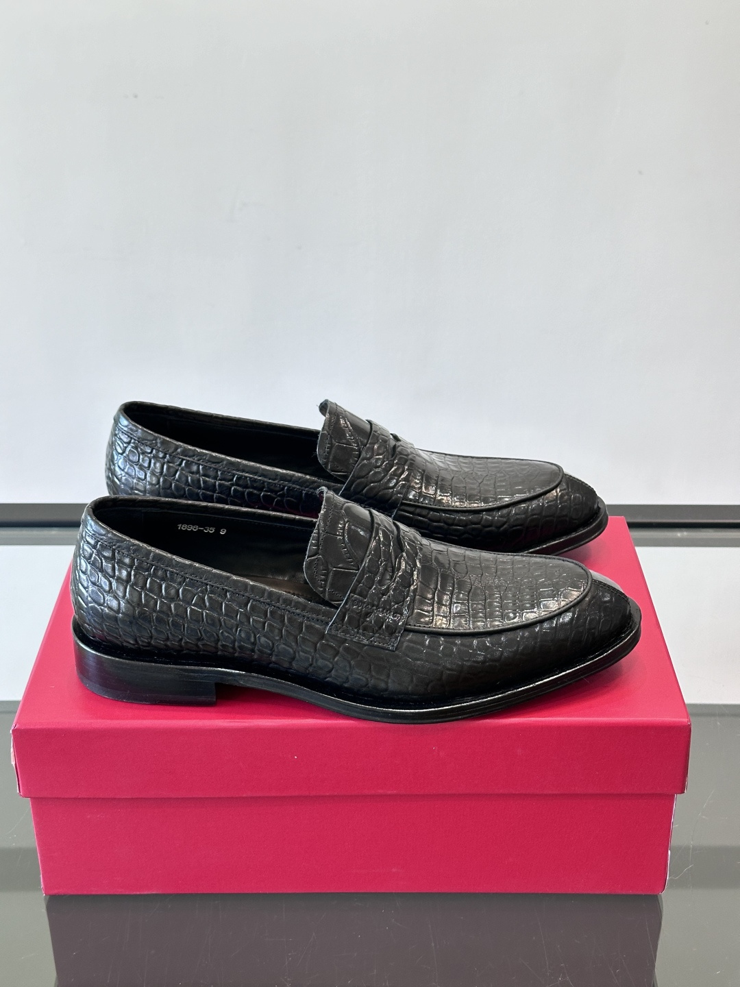 F菲拉格慕鳄鱼纹男士皮鞋，采用头层牛皮，鞋面鳄鱼纹理超有质感，复古又时髦。一脚蹬设计，穿脱超方便，通勤休