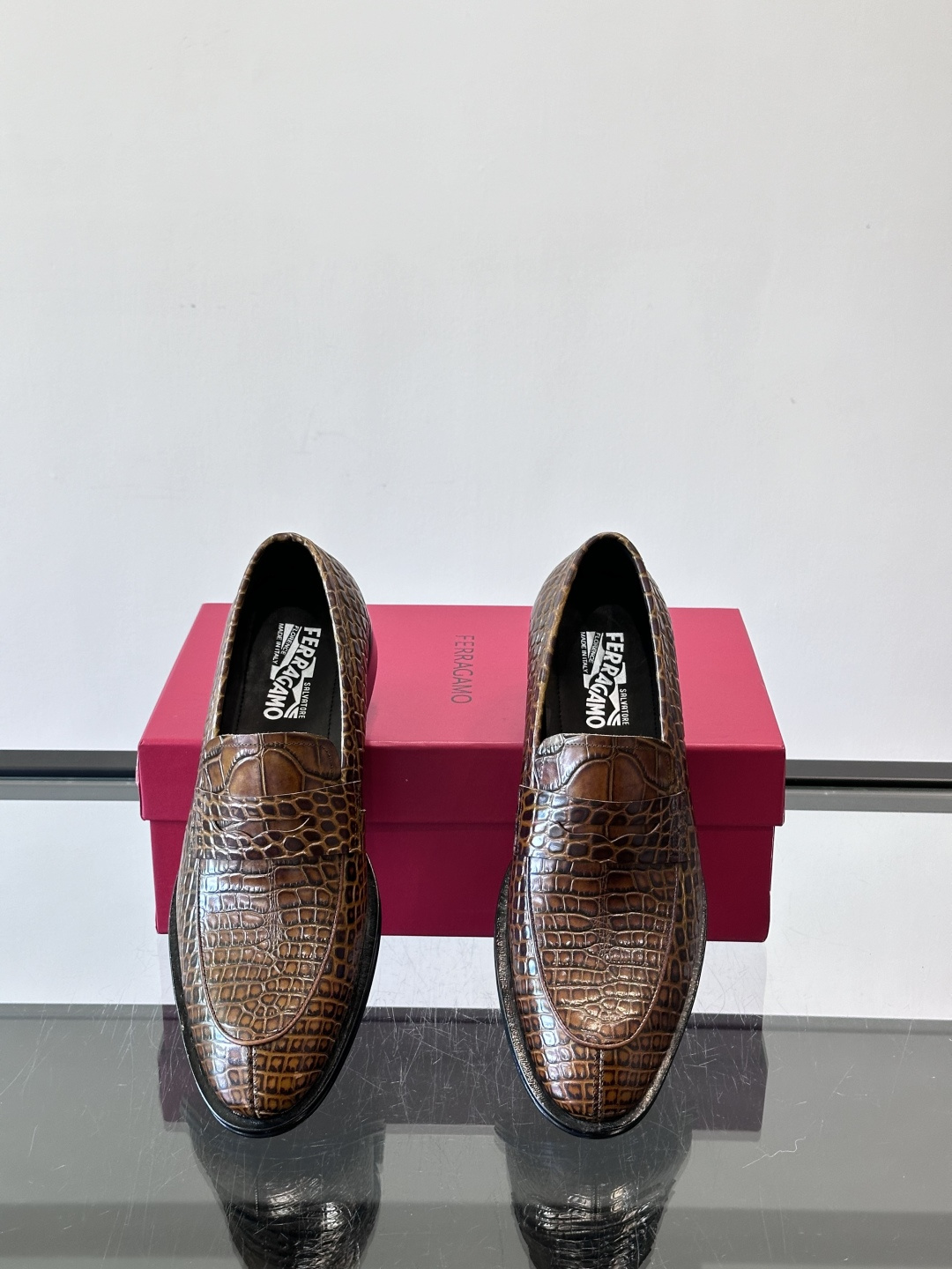 F菲拉格慕鳄鱼纹男士皮鞋，采用头层牛皮，鞋面鳄鱼纹理超有质感，复古又时髦。一脚蹬设计，穿脱超方便，通勤休