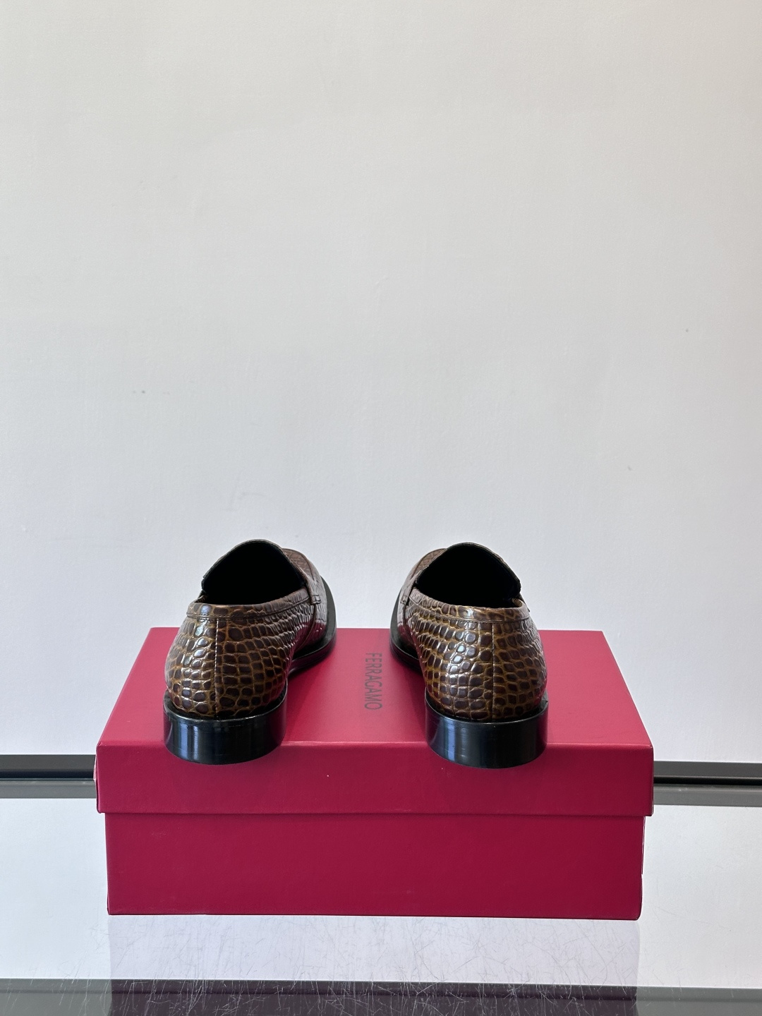 F菲拉格慕鳄鱼纹男士皮鞋，采用头层牛皮，鞋面鳄鱼纹理超有质感，复古又时髦。一脚蹬设计，穿脱超方便，通勤休