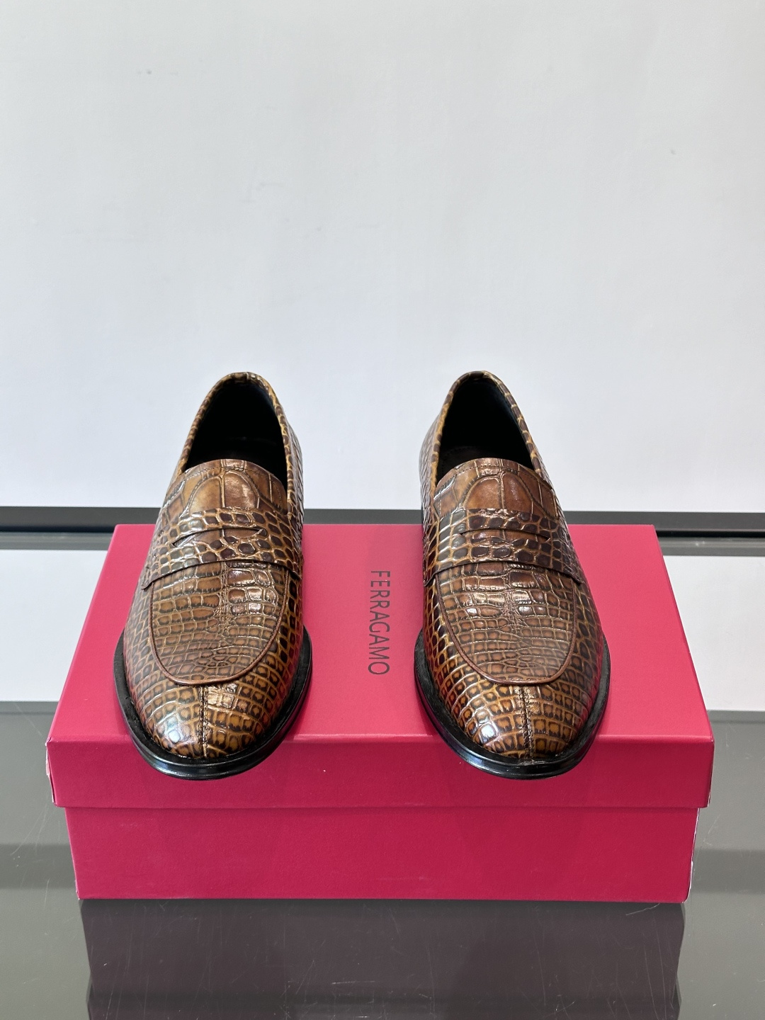 F菲拉格慕鳄鱼纹男士皮鞋，采用头层牛皮，鞋面鳄鱼纹理超有质感，复古又时髦。一脚蹬设计，穿脱超方便，通勤休