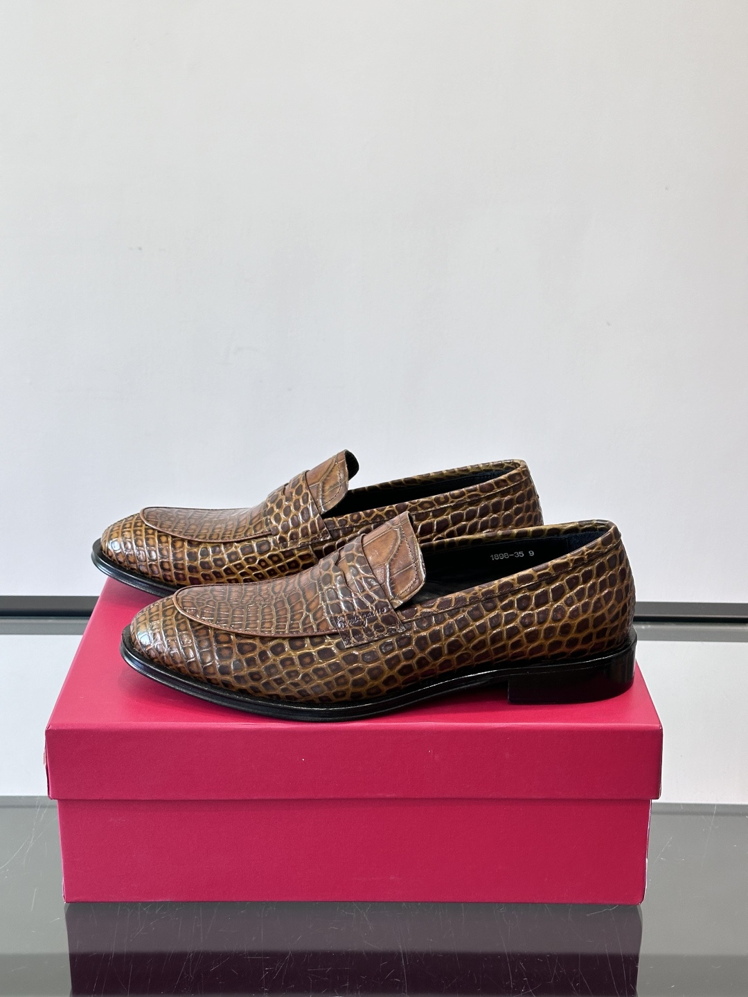 F菲拉格慕鳄鱼纹男士皮鞋，采用头层牛皮，鞋面鳄鱼纹理超有质感，复古又时髦。一脚蹬设计，穿脱超方便，通勤休