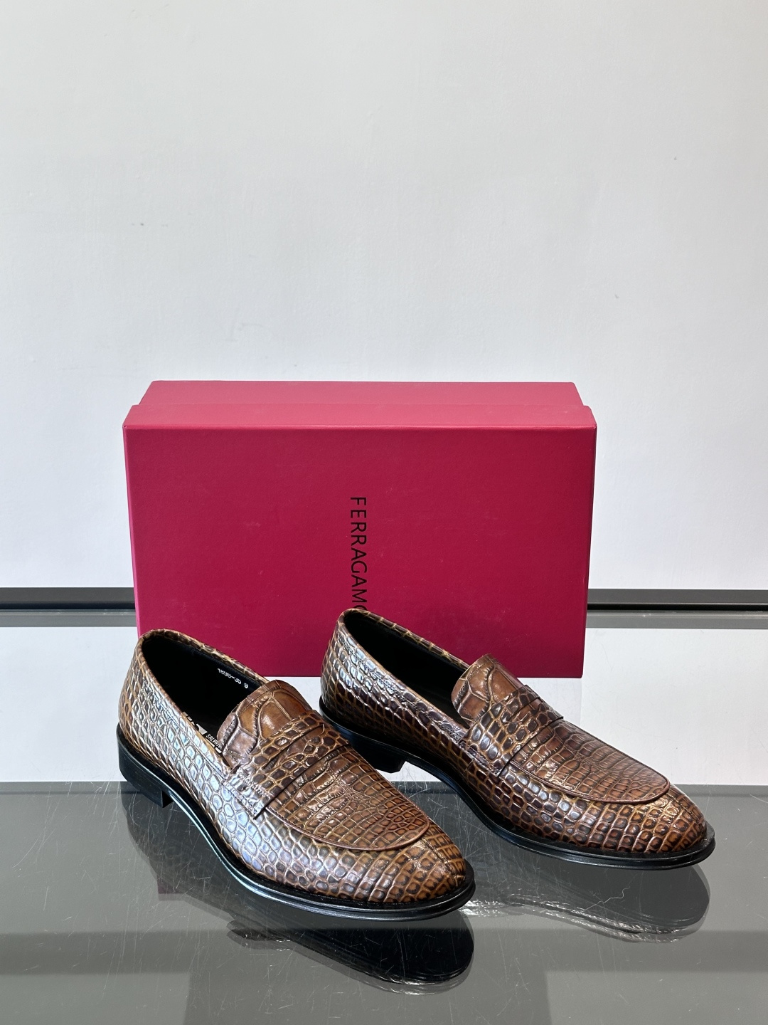 F菲拉格慕鳄鱼纹男士皮鞋，采用头层牛皮，鞋面鳄鱼纹理超有质感，复古又时髦。一脚蹬设计，穿脱超方便，通勤休