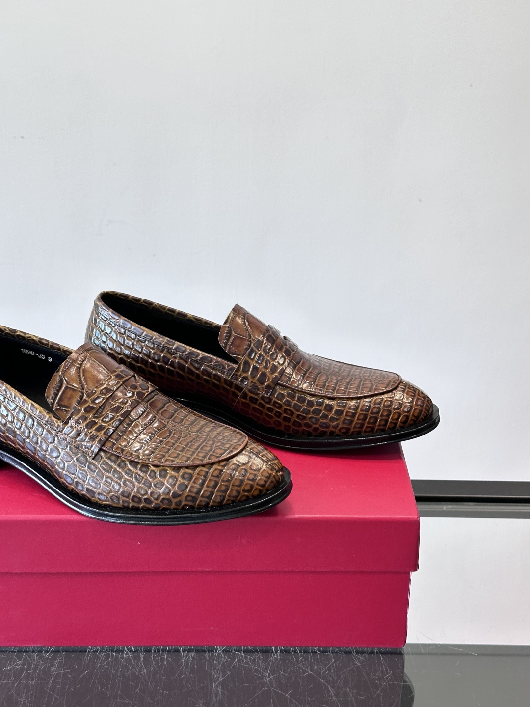 F菲拉格慕鳄鱼纹男士皮鞋，采用头层牛皮，鞋面鳄鱼纹理超有质感，复古又时髦。一脚蹬设计，穿脱超方便，通勤休