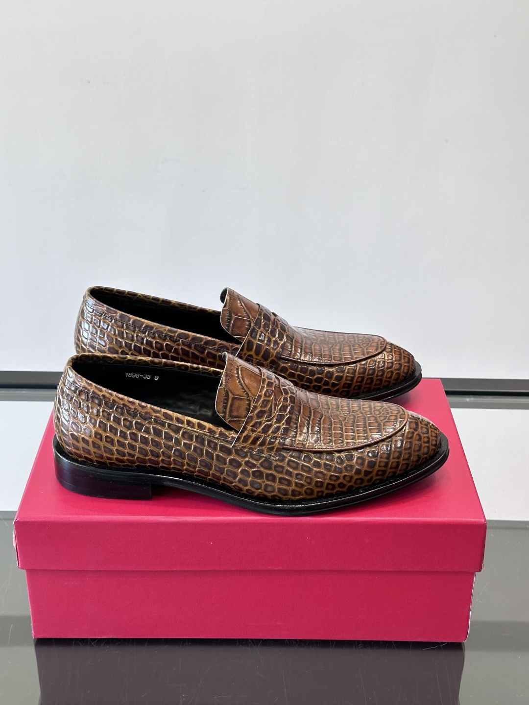 F菲拉格慕鳄鱼纹男士皮鞋，采用头层牛皮，鞋面鳄鱼纹理超有质感，复古又时髦。一脚蹬设计，穿脱超方便，通勤休