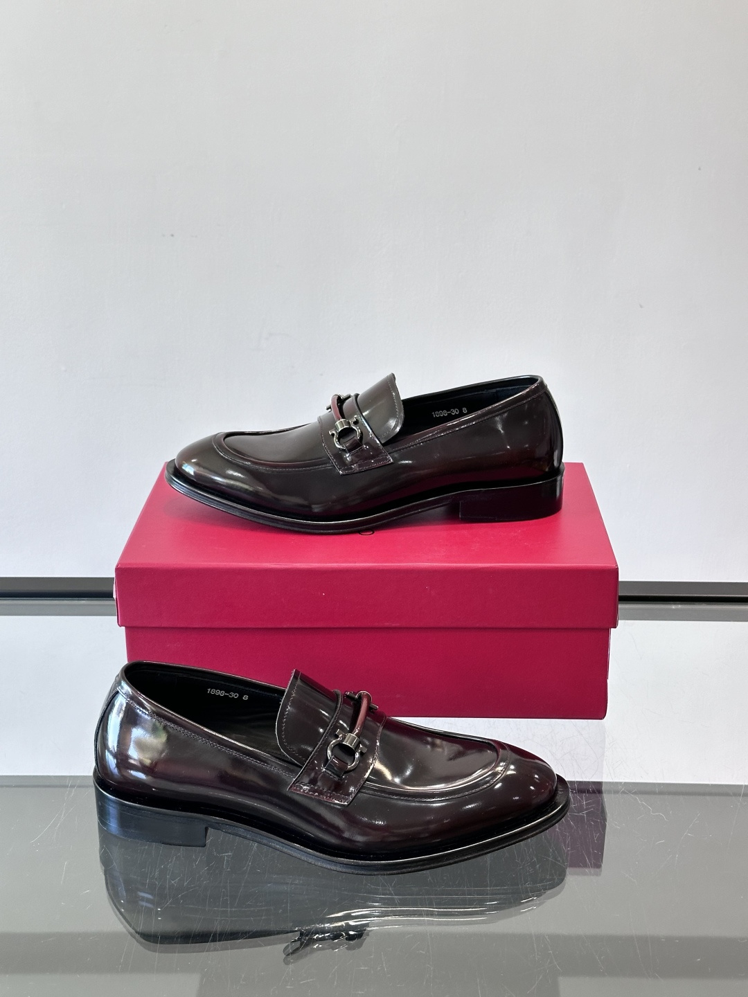 F菲拉格慕男士皮鞋，采用高光泽漆皮，简约大方，商务正装风格超适合职场、婚礼等正式场合气。德比鞋系带设计，