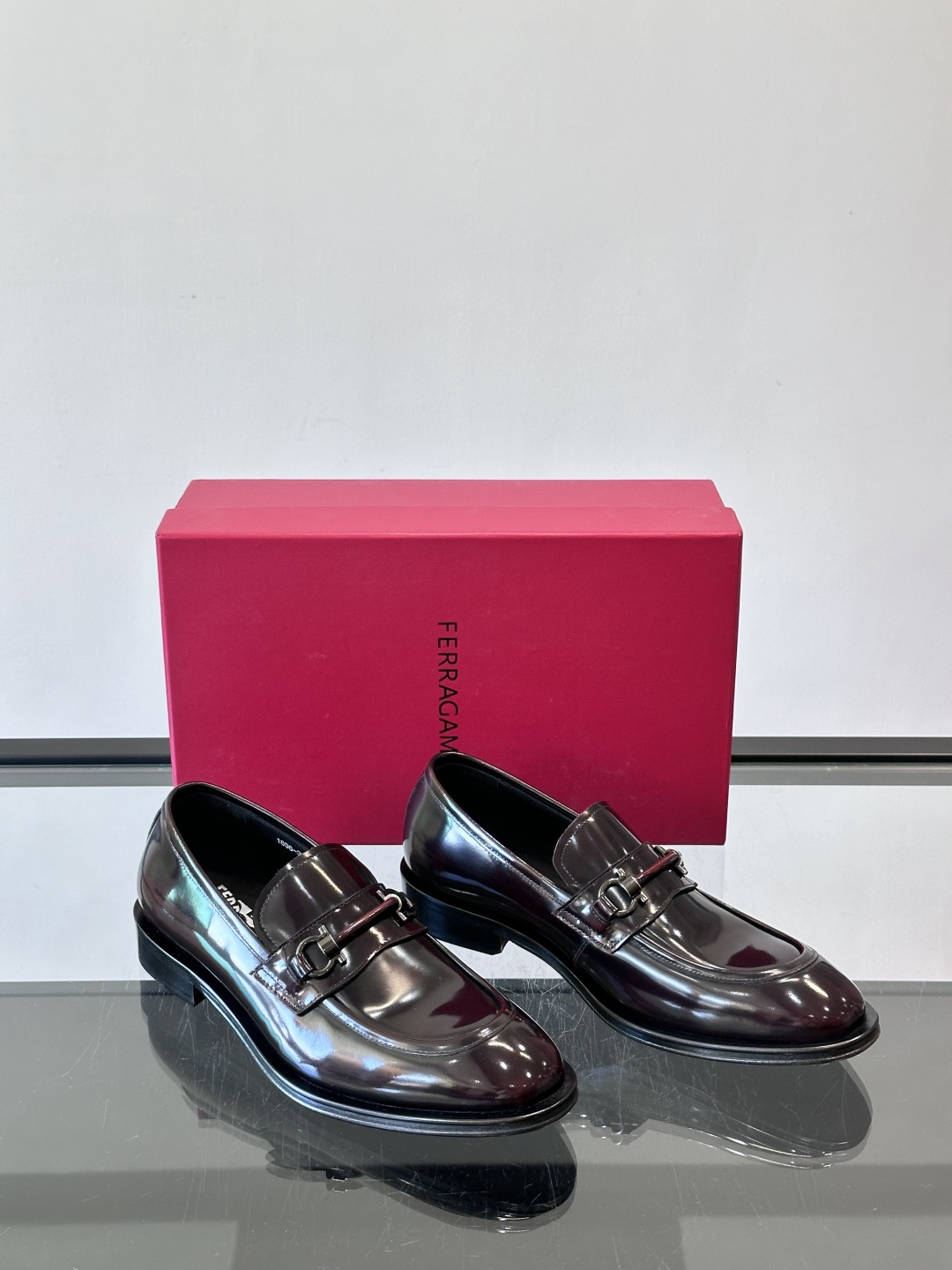 F菲拉格慕男士皮鞋，采用高光泽漆皮，简约大方，商务正装风格超适合职场、婚礼等正式场合气。德比鞋系带设计，