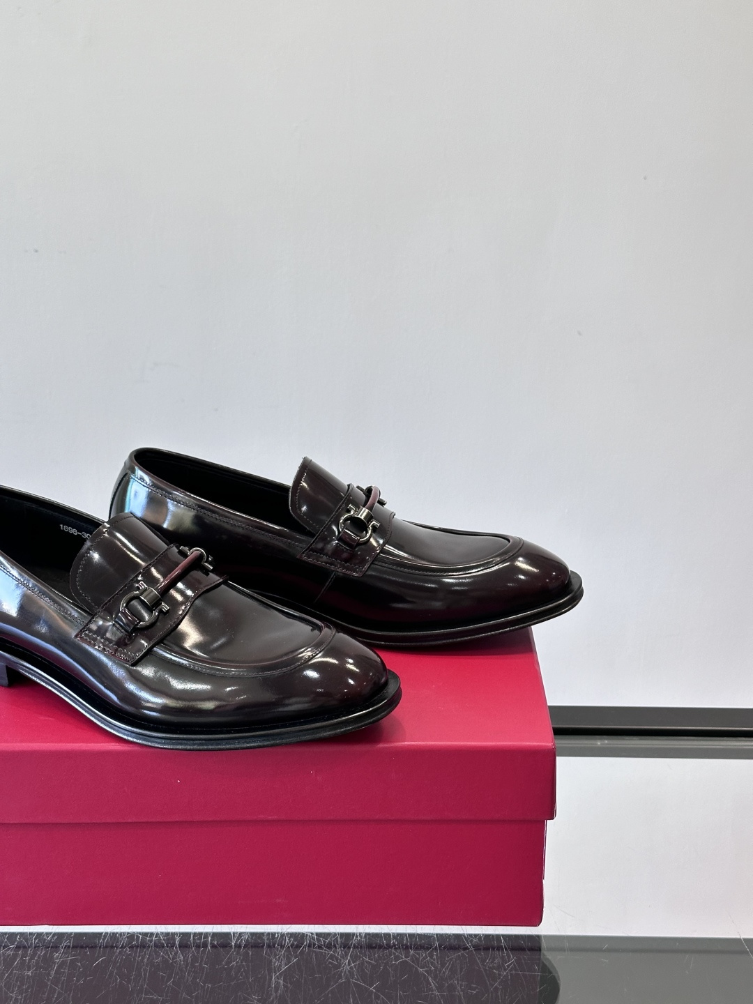 F菲拉格慕男士皮鞋，采用高光泽漆皮，简约大方，商务正装风格超适合职场、婚礼等正式场合气。德比鞋系带设计，