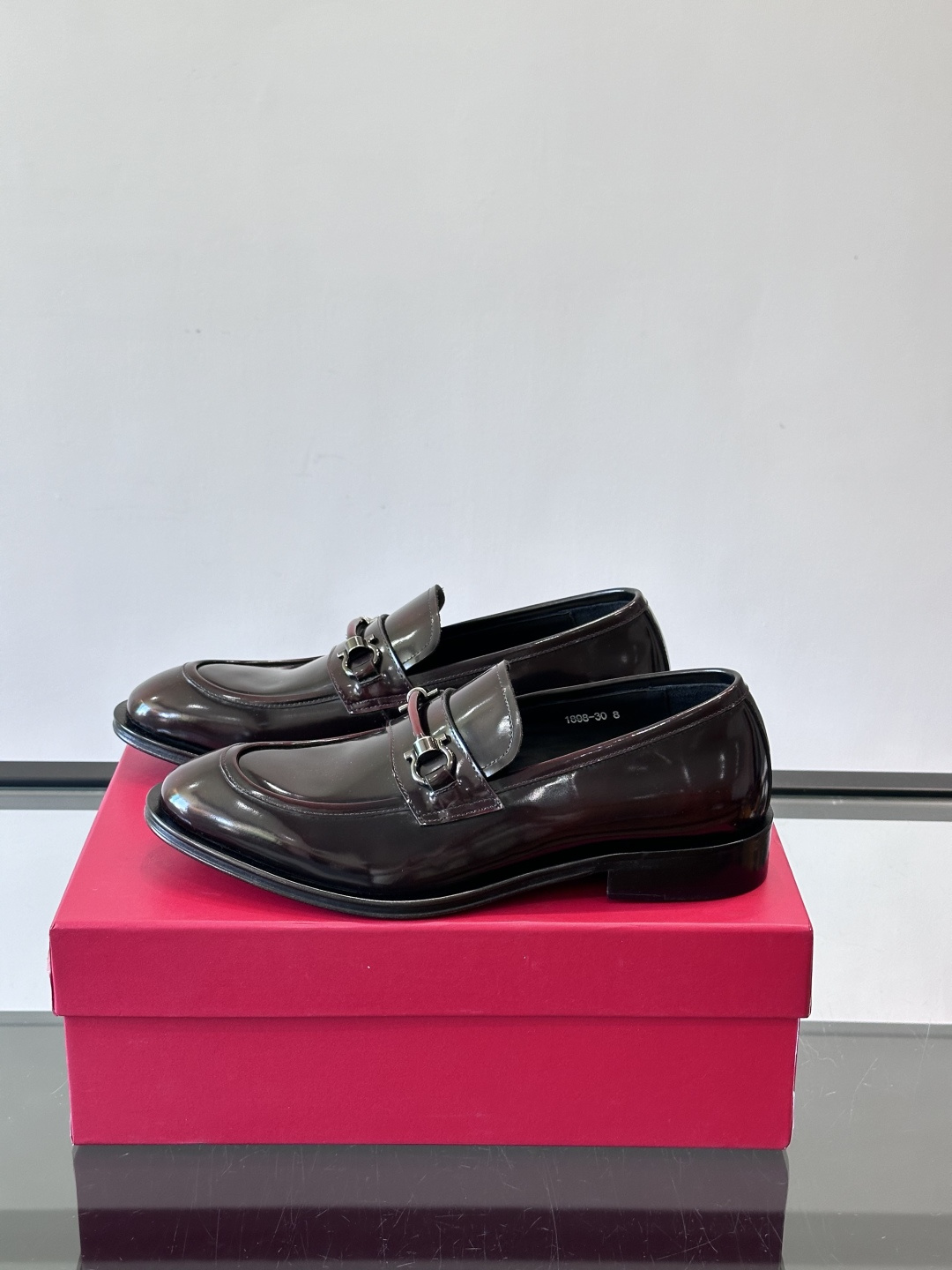 F菲拉格慕男士皮鞋，采用高光泽漆皮，简约大方，商务正装风格超适合职场、婚礼等正式场合气。德比鞋系带设计，