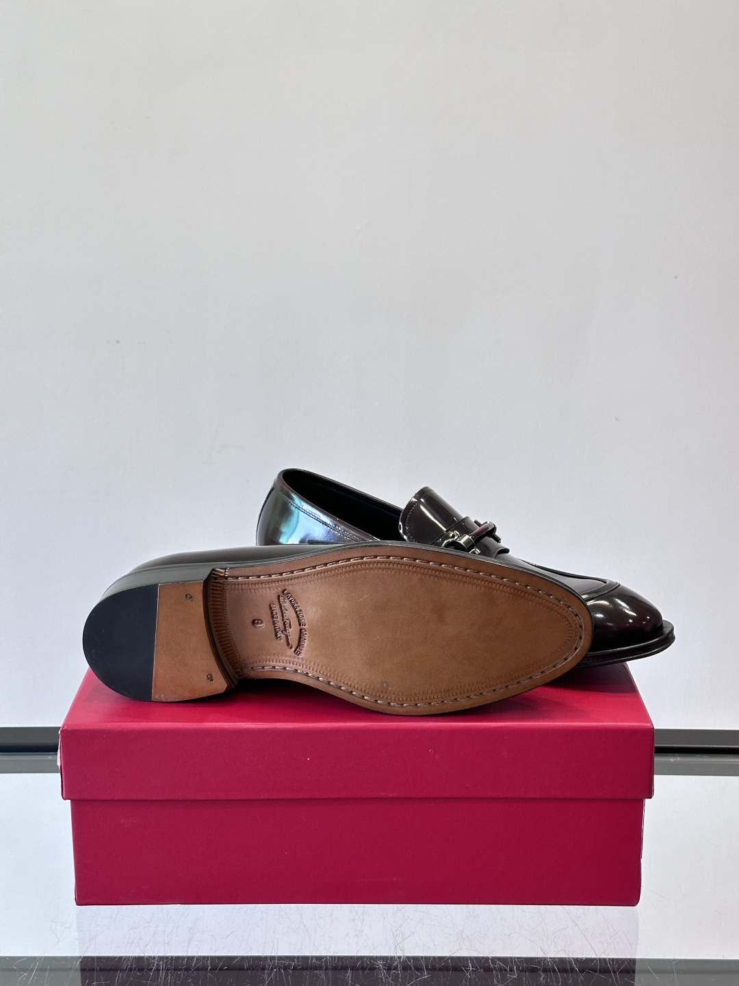 F菲拉格慕男士皮鞋，采用高光泽漆皮，简约大方，商务正装风格超适合职场、婚礼等正式场合气。德比鞋系带设计，