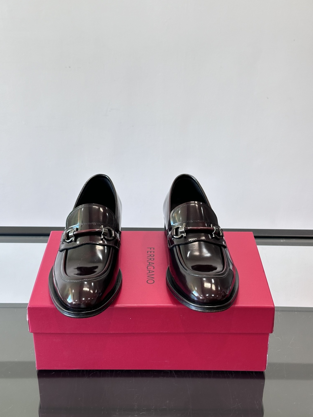 F菲拉格慕男士皮鞋，采用高光泽漆皮，简约大方，商务正装风格超适合职场、婚礼等正式场合气。德比鞋系带设计，