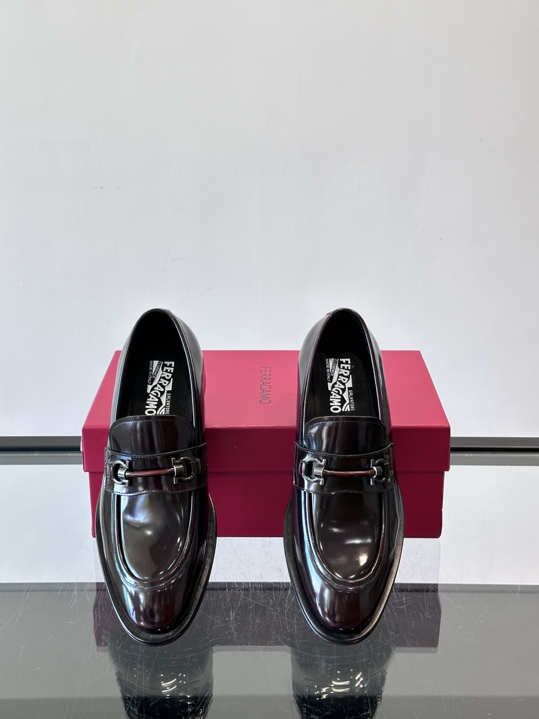 F菲拉格慕男士皮鞋，采用高光泽漆皮，简约大方，商务正装风格超适合职场、婚礼等正式场合气。德比鞋系带设计，
