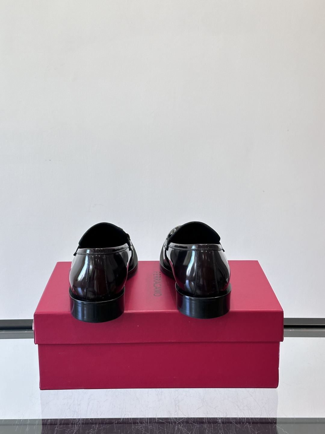 F菲拉格慕男士皮鞋，采用高光泽漆皮，简约大方，商务正装风格超适合职场、婚礼等正式场合气。德比鞋系带设计，