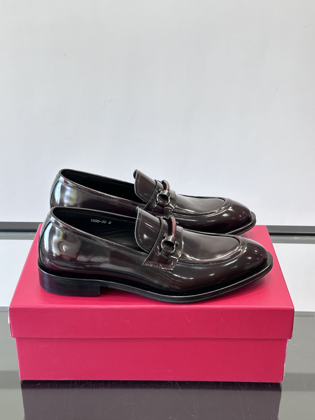 F菲拉格慕男士皮鞋，采用高光泽漆皮，简约大方，商务正装风格超适合职场、婚礼等正式场合气。德比鞋系带设计，