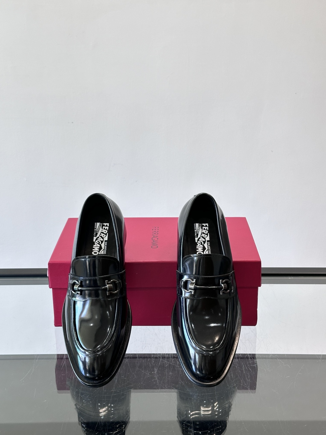 F菲拉格慕男士皮鞋，采用高光泽漆皮，简约大方，商务正装风格超适合职场、婚礼等正式场合气。德比鞋系带设计，