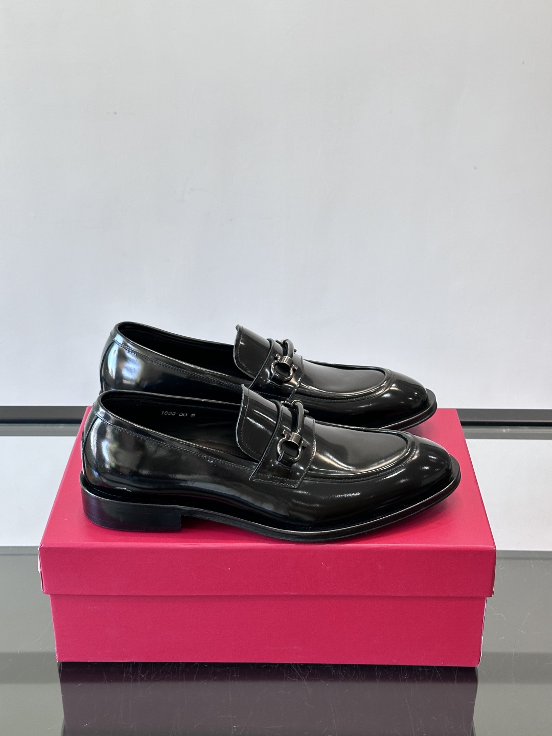 F菲拉格慕男士皮鞋，采用高光泽漆皮，简约大方，商务正装风格超适合职场、婚礼等正式场合气。德比鞋系带设计，