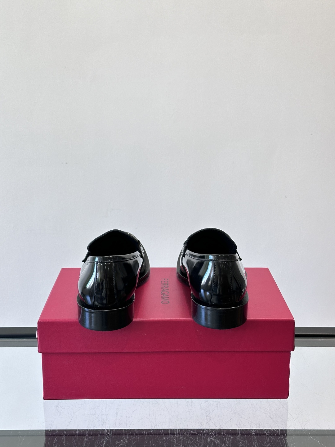 F菲拉格慕男士皮鞋，采用高光泽漆皮，简约大方，商务正装风格超适合职场、婚礼等正式场合气。德比鞋系带设计，