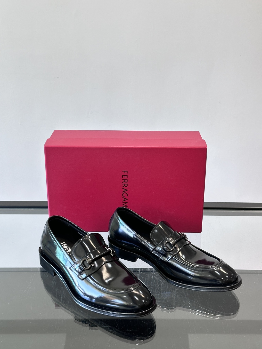 F菲拉格慕男士皮鞋，采用高光泽漆皮，简约大方，商务正装风格超适合职场、婚礼等正式场合气。德比鞋系带设计，