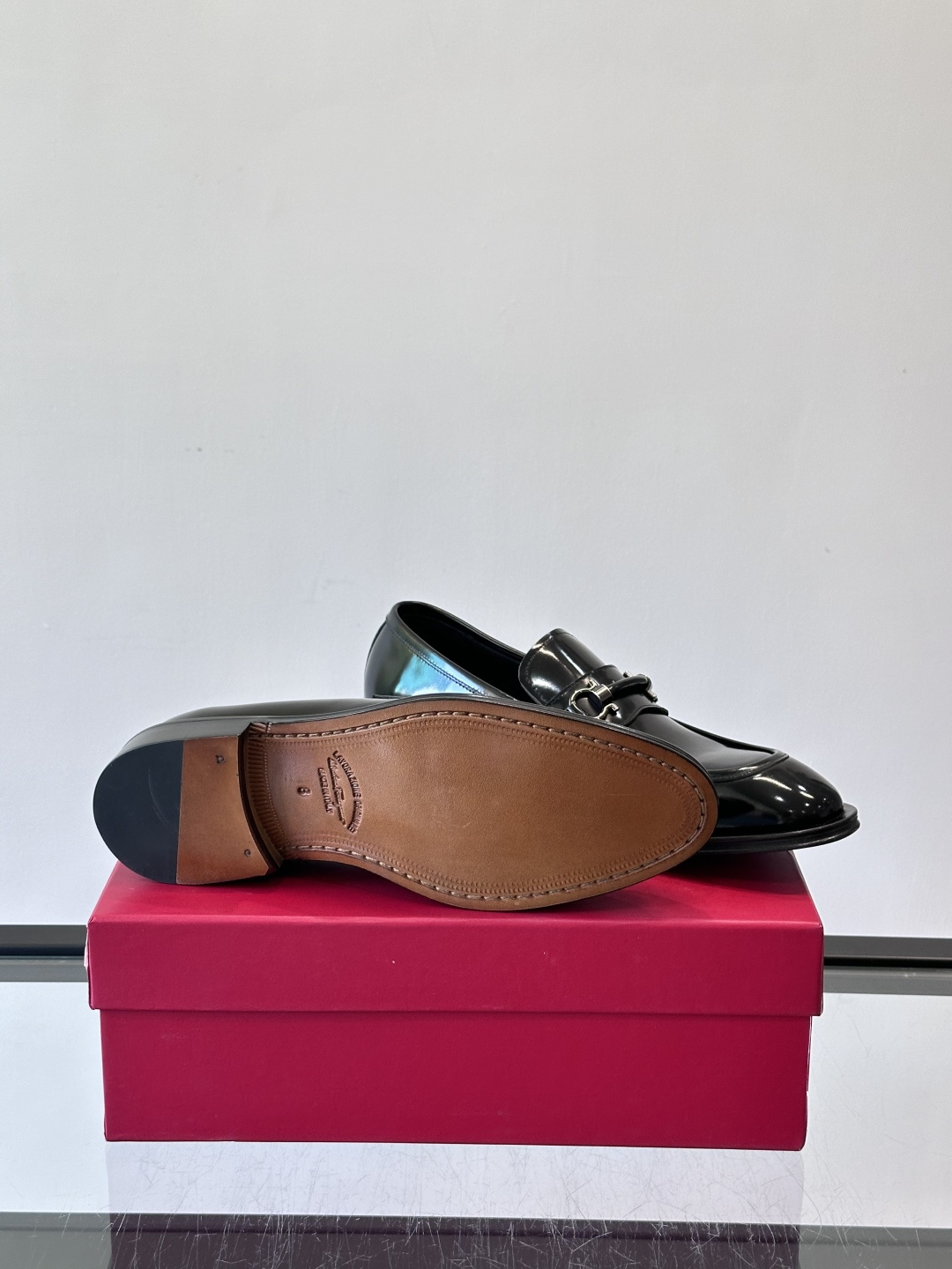 F菲拉格慕男士皮鞋，采用高光泽漆皮，简约大方，商务正装风格超适合职场、婚礼等正式场合气。德比鞋系带设计，