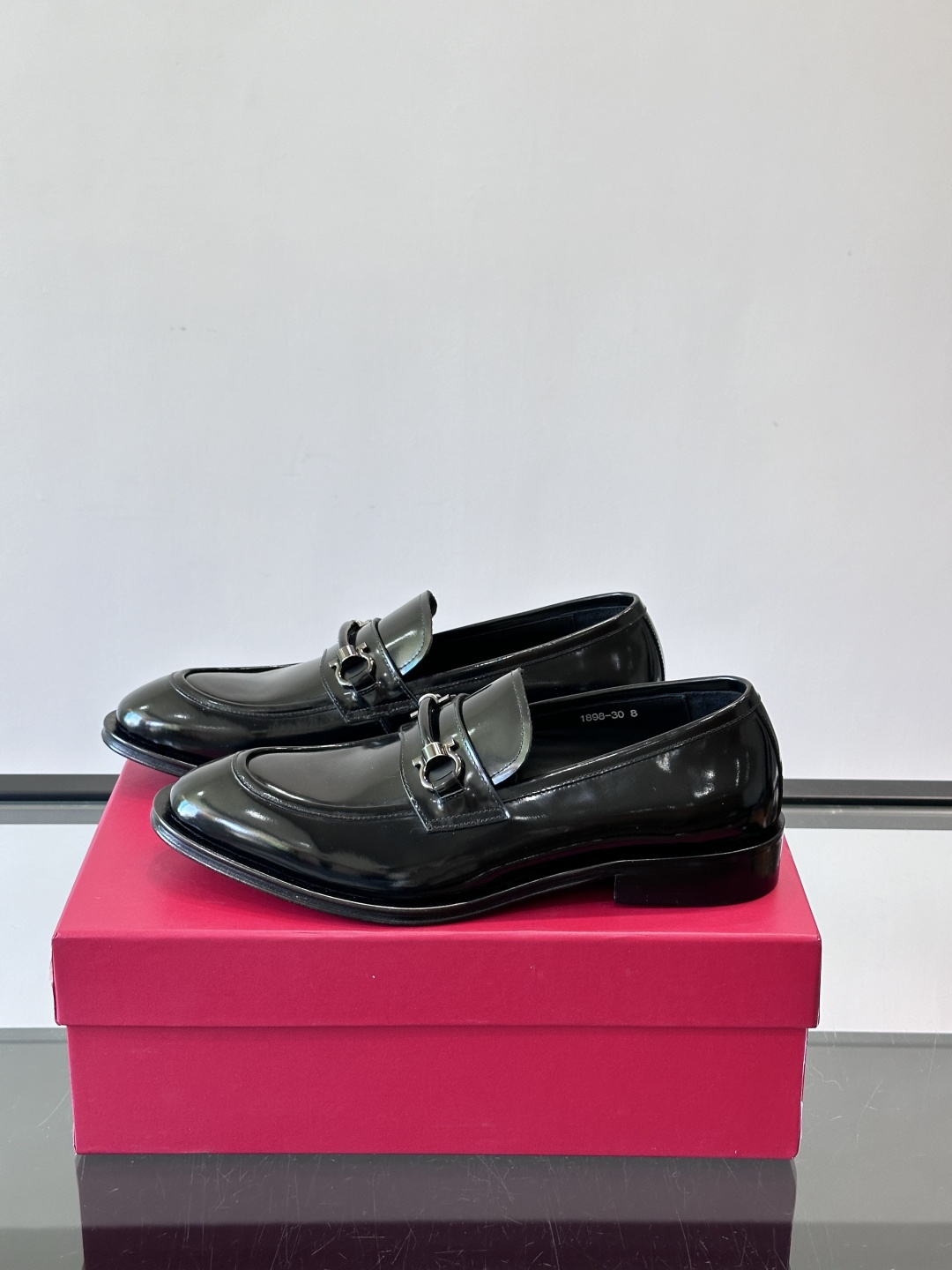 F菲拉格慕男士皮鞋，采用高光泽漆皮，简约大方，商务正装风格超适合职场、婚礼等正式场合气。德比鞋系带设计，