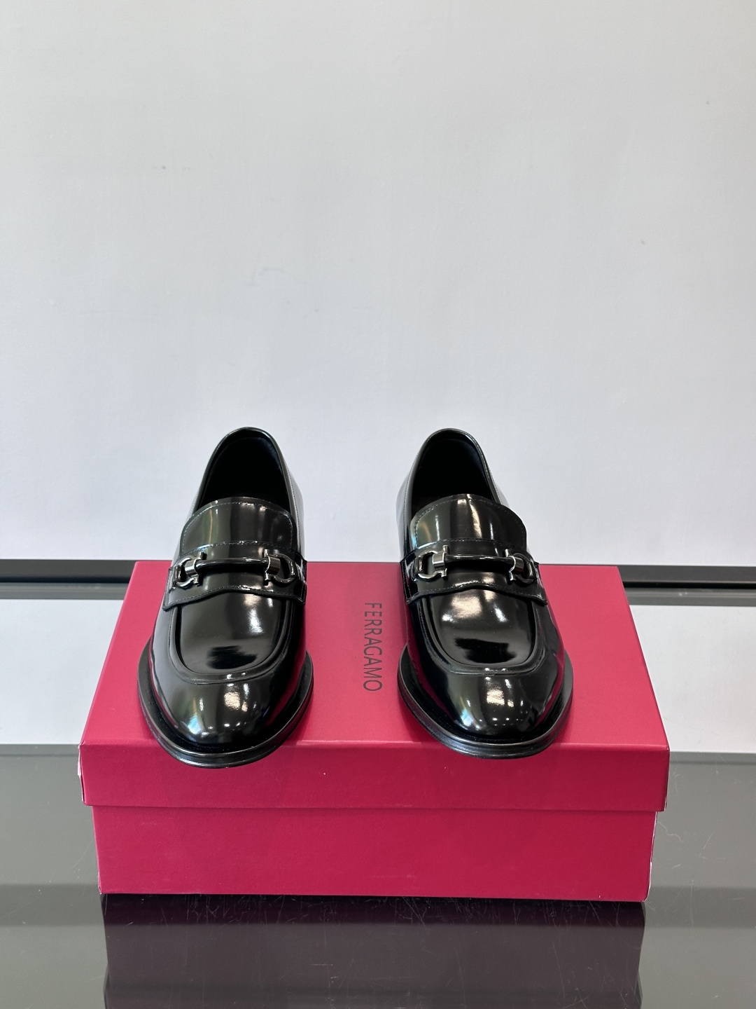 F菲拉格慕男士皮鞋，采用高光泽漆皮，简约大方，商务正装风格超适合职场、婚礼等正式场合气。德比鞋系带设计，