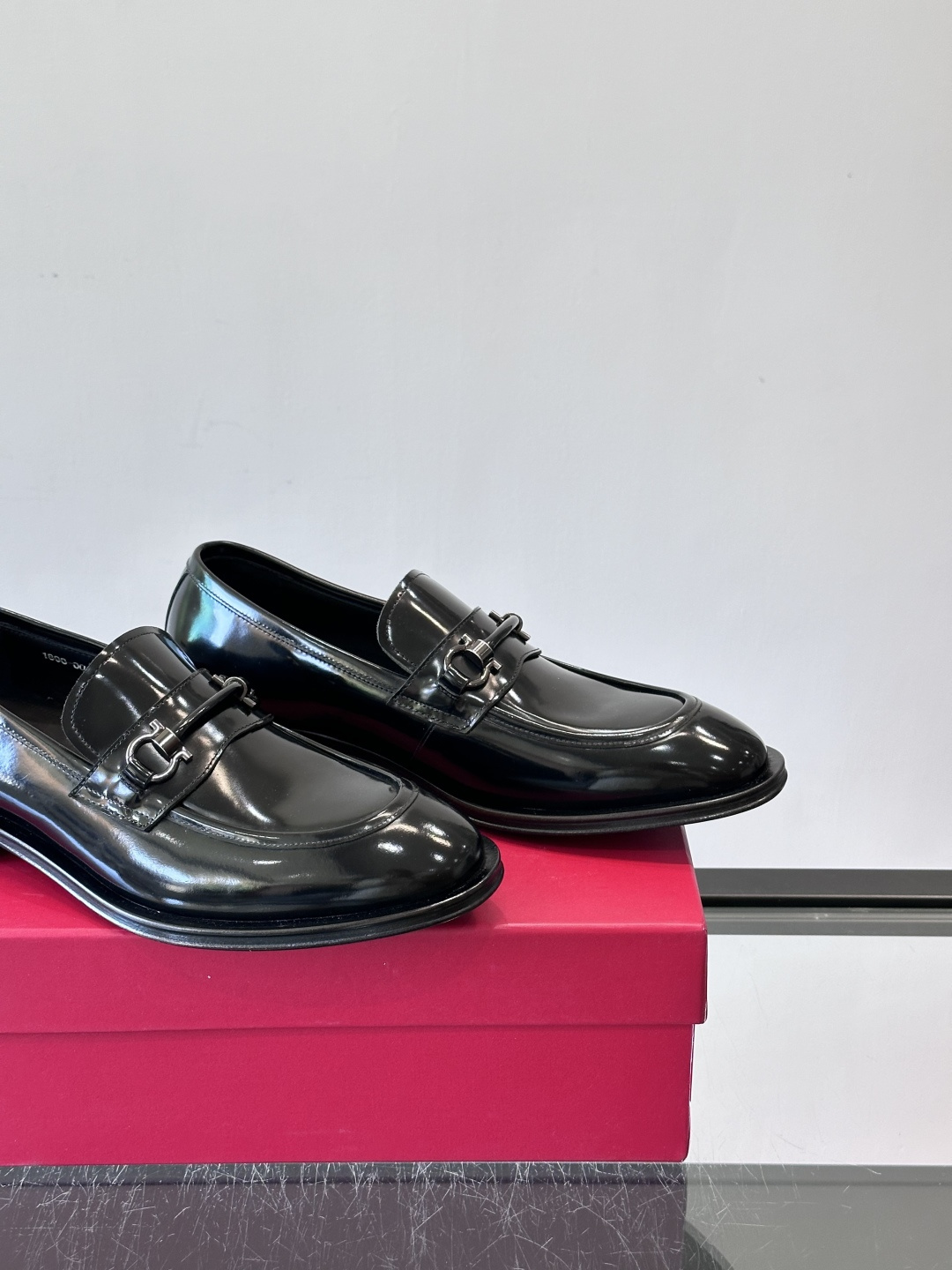 F菲拉格慕男士皮鞋，采用高光泽漆皮，简约大方，商务正装风格超适合职场、婚礼等正式场合气。德比鞋系带设计，