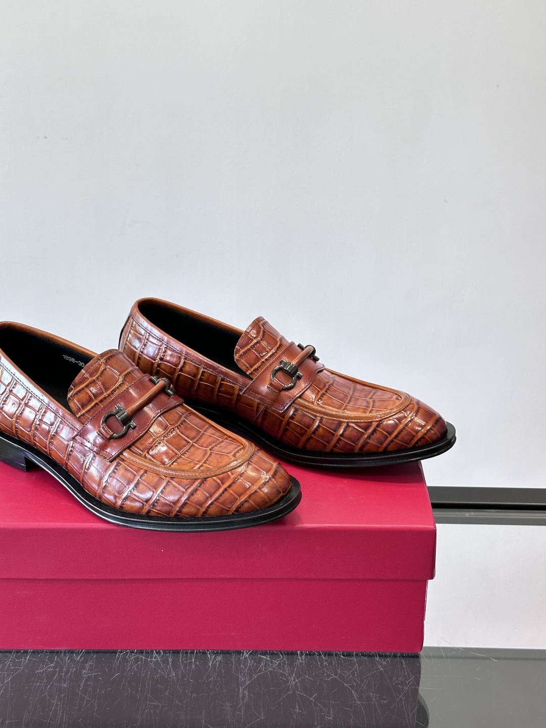 F菲拉格慕男士皮鞋，采用高光泽漆皮，简约大方，商务正装风格超适合职场、婚礼等正式场合气。德比鞋系带设计，