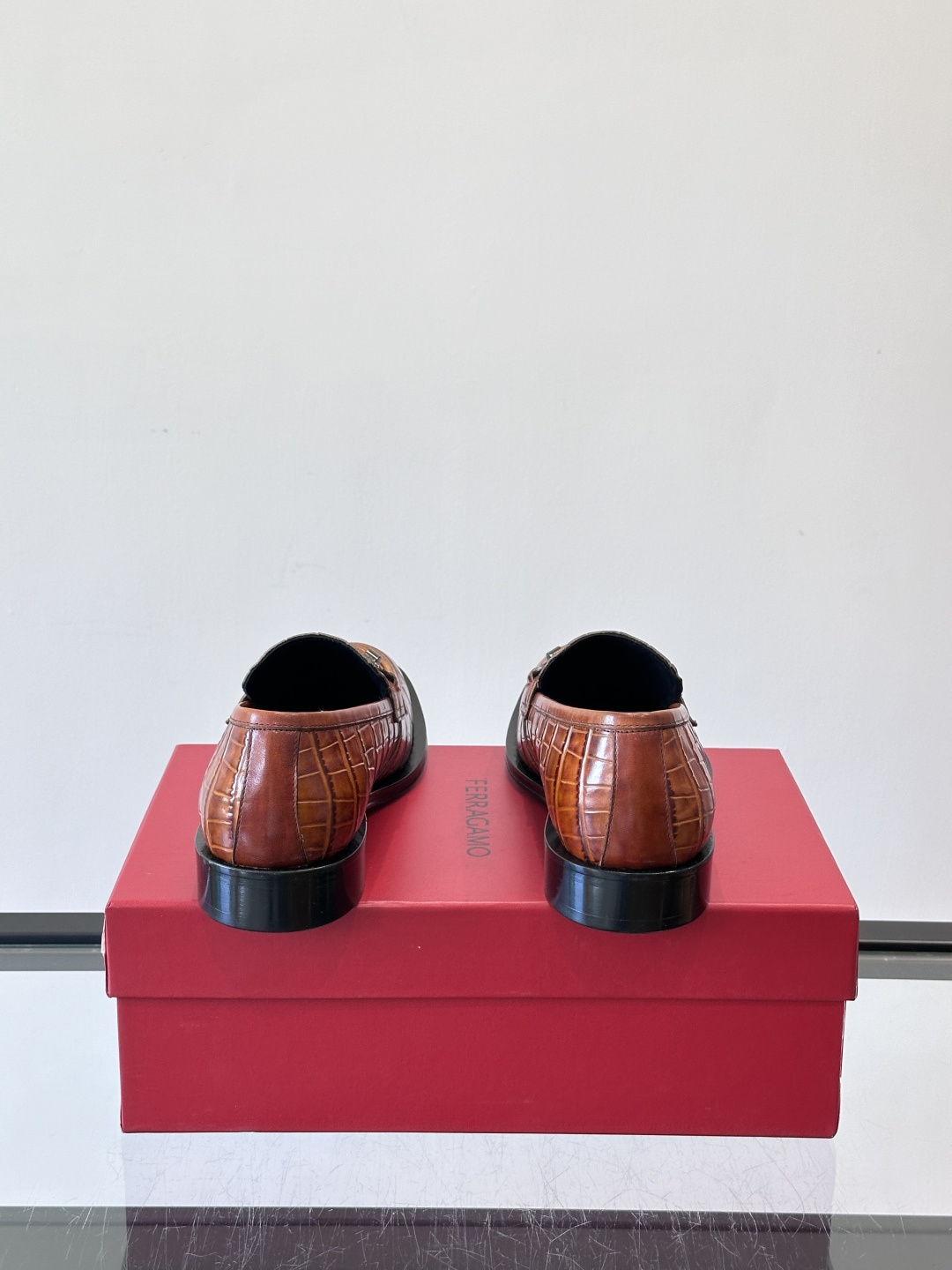 F菲拉格慕男士皮鞋，采用高光泽漆皮，简约大方，商务正装风格超适合职场、婚礼等正式场合气。德比鞋系带设计，