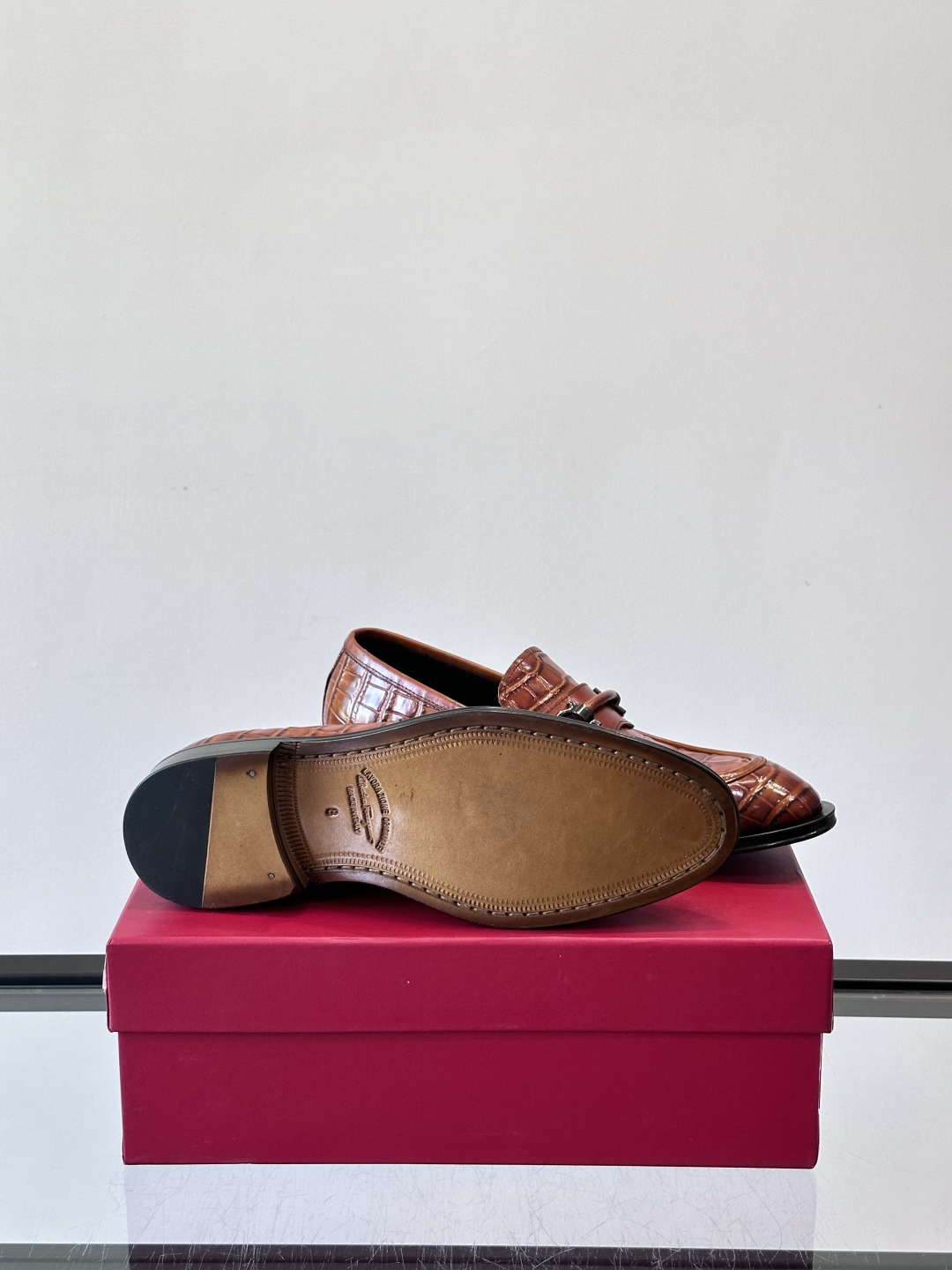 F菲拉格慕男士皮鞋，采用高光泽漆皮，简约大方，商务正装风格超适合职场、婚礼等正式场合气。德比鞋系带设计，