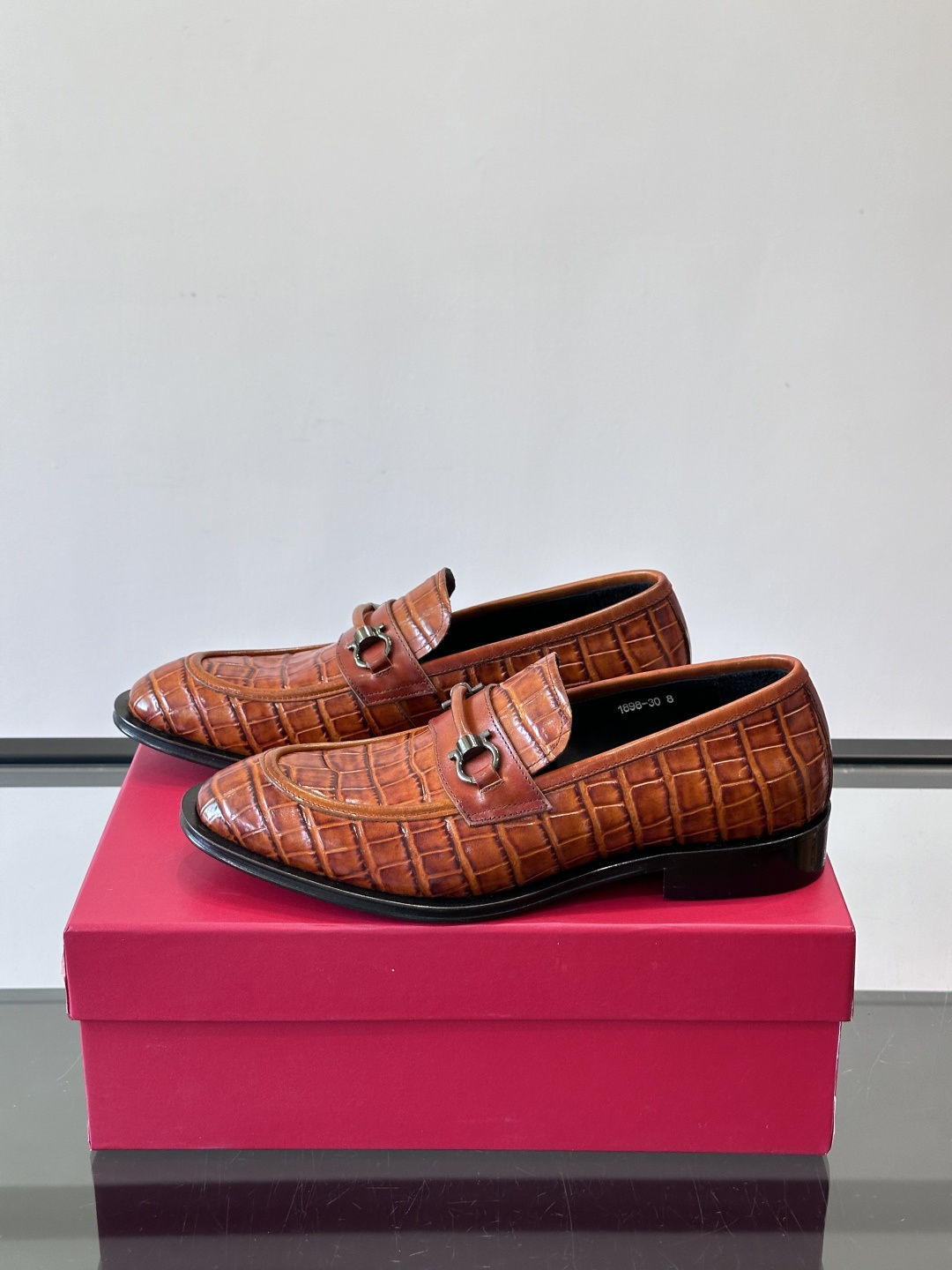 F菲拉格慕男士皮鞋，采用高光泽漆皮，简约大方，商务正装风格超适合职场、婚礼等正式场合气。德比鞋系带设计，