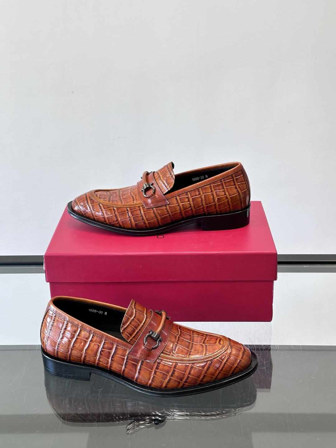 F菲拉格慕男士皮鞋，采用高光泽漆皮，简约大方，商务正装风格超适合职场、婚礼等正式场合气。德比鞋系带设计，