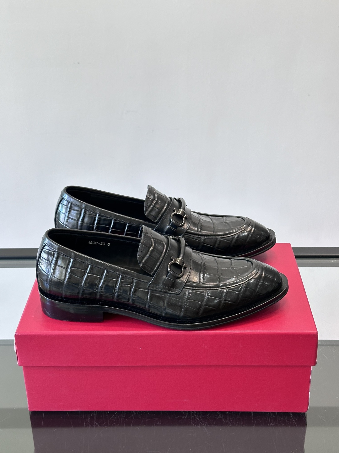 F菲拉格慕男士皮鞋，采用高光泽漆皮，简约大方，商务正装风格超适合职场、婚礼等正式场合气。德比鞋系带设计，