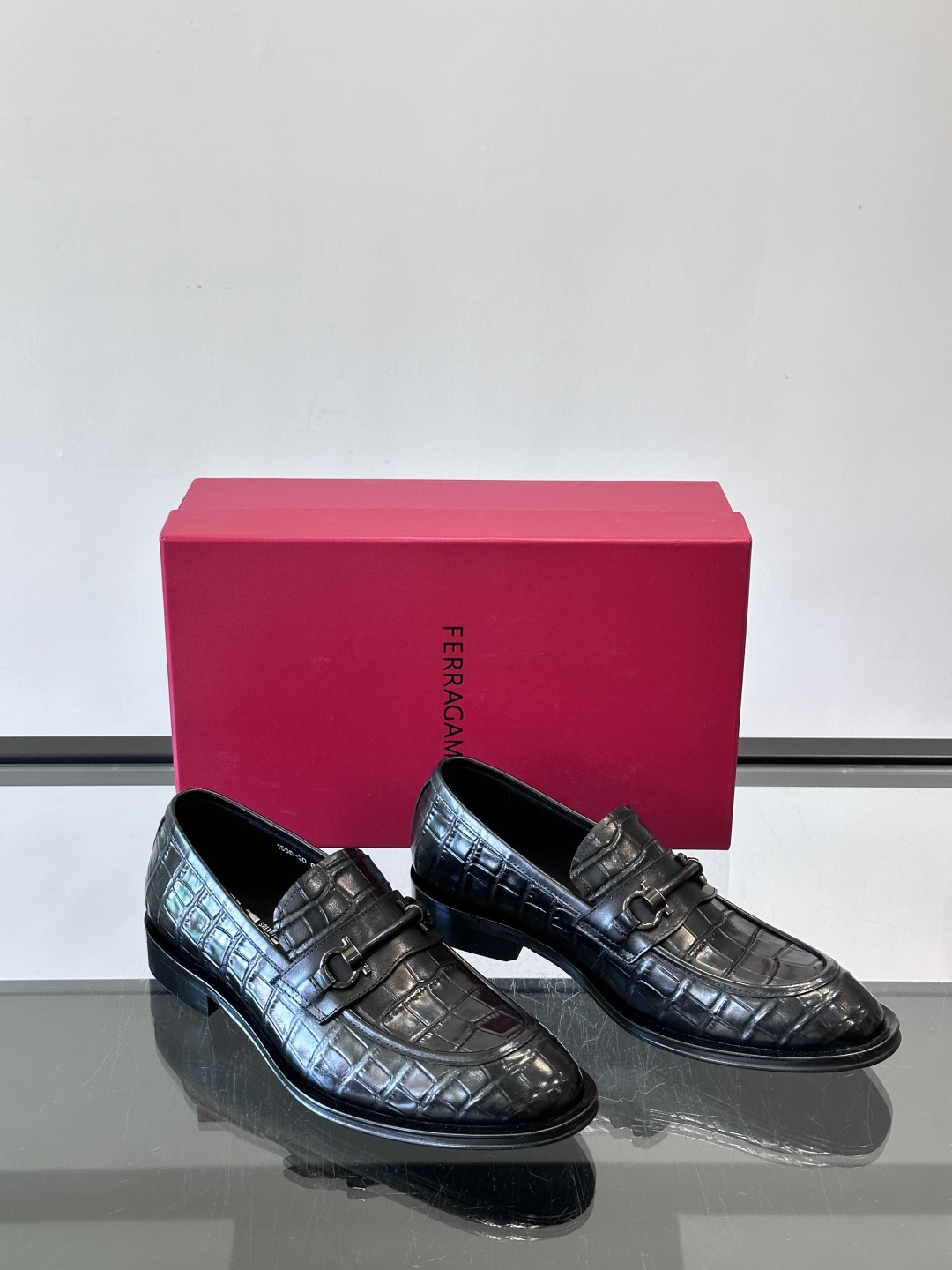 F菲拉格慕男士皮鞋，采用高光泽漆皮，简约大方，商务正装风格超适合职场、婚礼等正式场合气。德比鞋系带设计，