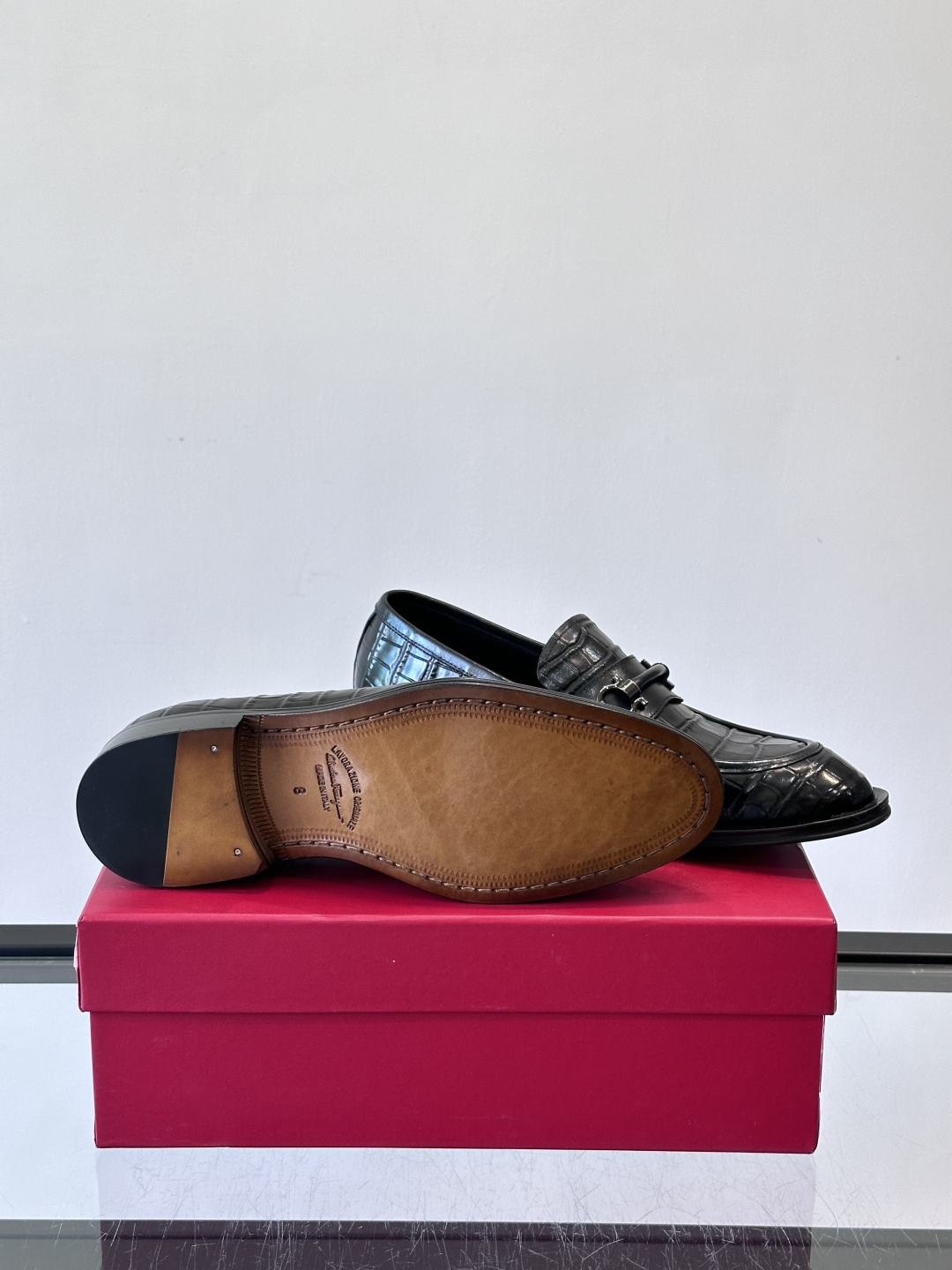 F菲拉格慕男士皮鞋，采用高光泽漆皮，简约大方，商务正装风格超适合职场、婚礼等正式场合气。德比鞋系带设计，