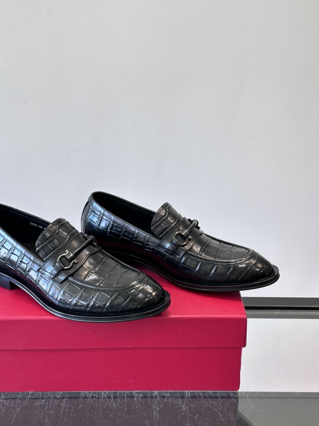 F菲拉格慕男士皮鞋，采用高光泽漆皮，简约大方，商务正装风格超适合职场、婚礼等正式场合气。德比鞋系带设计，