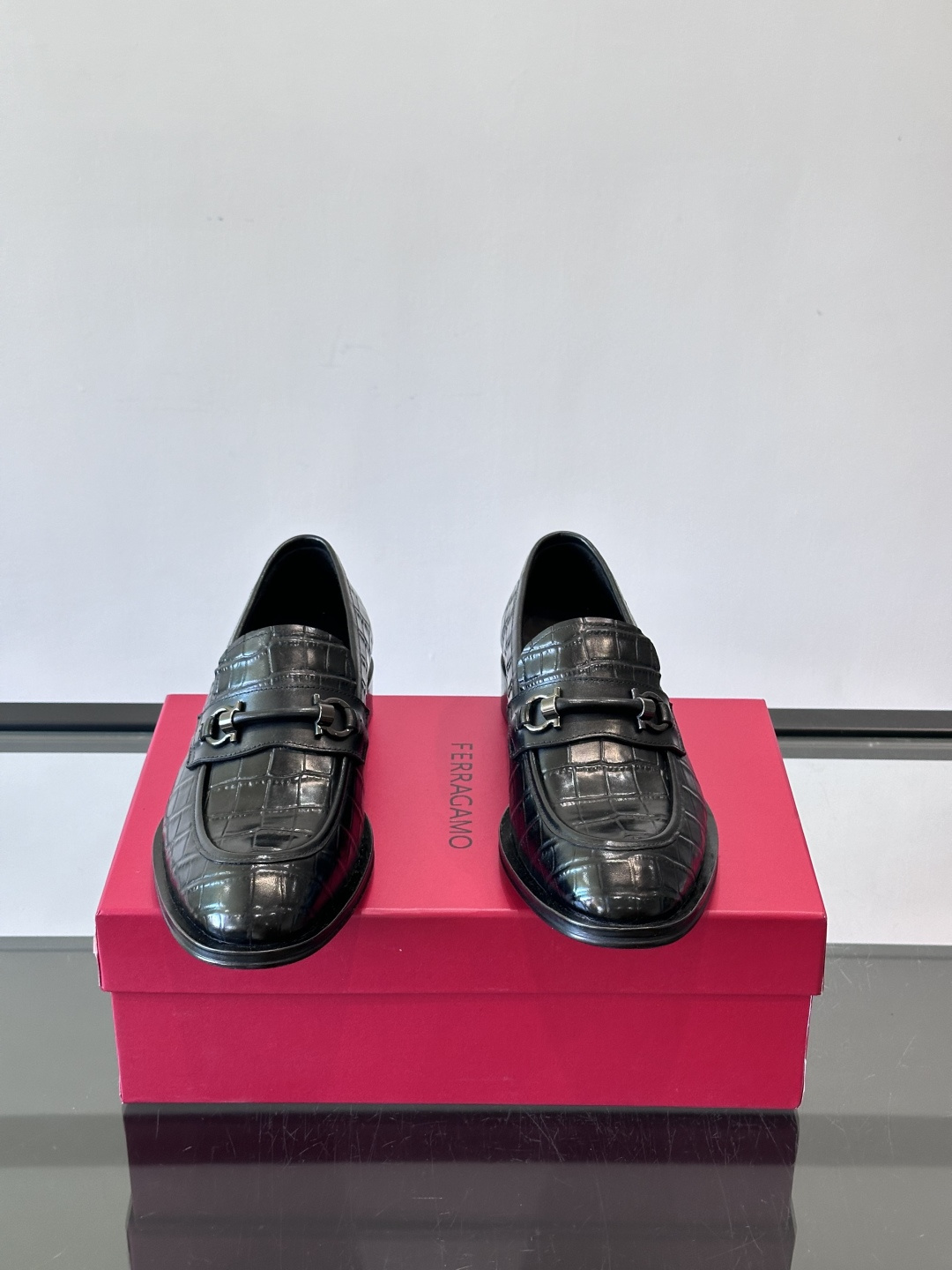 F菲拉格慕男士皮鞋，采用高光泽漆皮，简约大方，商务正装风格超适合职场、婚礼等正式场合气。德比鞋系带设计，